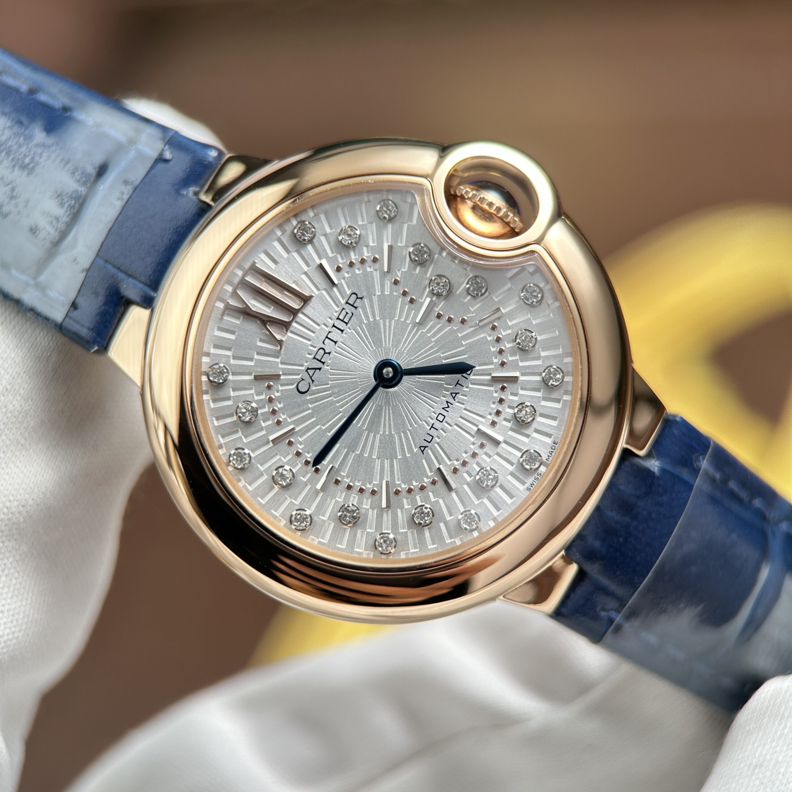 Đồng hồ Cartier Ballon Bleu WGBB0052 Replica 11 mạ vàng hồng dây da xưởng AF 33mm (7) Đồng hồ Cartier Ballon Bleu WGBB0052 Replica 11 mạ vàng hồng dây da xưởng AF 33mm (2)