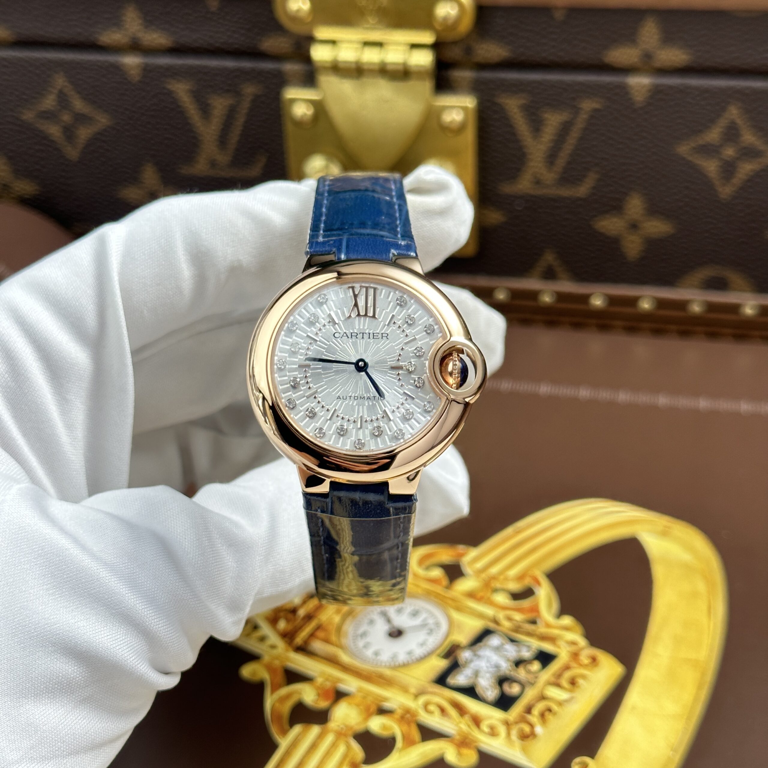 Đồng hồ Cartier Ballon Bleu WGBB0052 Replica 11 mạ vàng hồng dây da xưởng AF 33mm (9) Đồng hồ Cartier Ballon Bleu WGBB0052 Replica 11 mạ vàng hồng dây da xưởng AF 33mm (2)