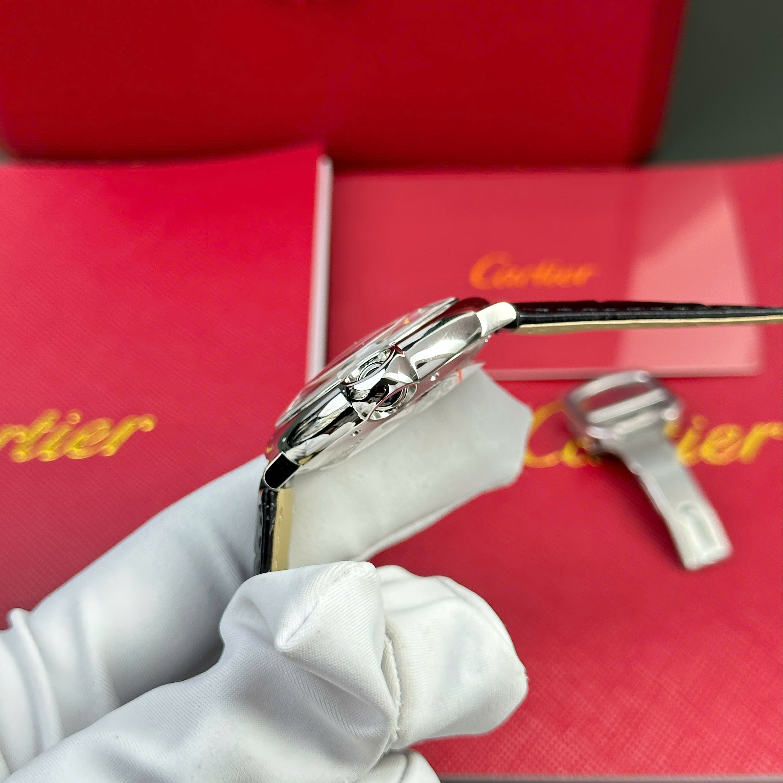 Đồng hồ Cartier Ballon Bleu chế tác dây da đen máy cơ tự động xưởng AF 33mm (4) Đồng hồ Cartier Ballon Bleu chế tác dây da đen máy cơ tự động xưởng AF 33mm (2)