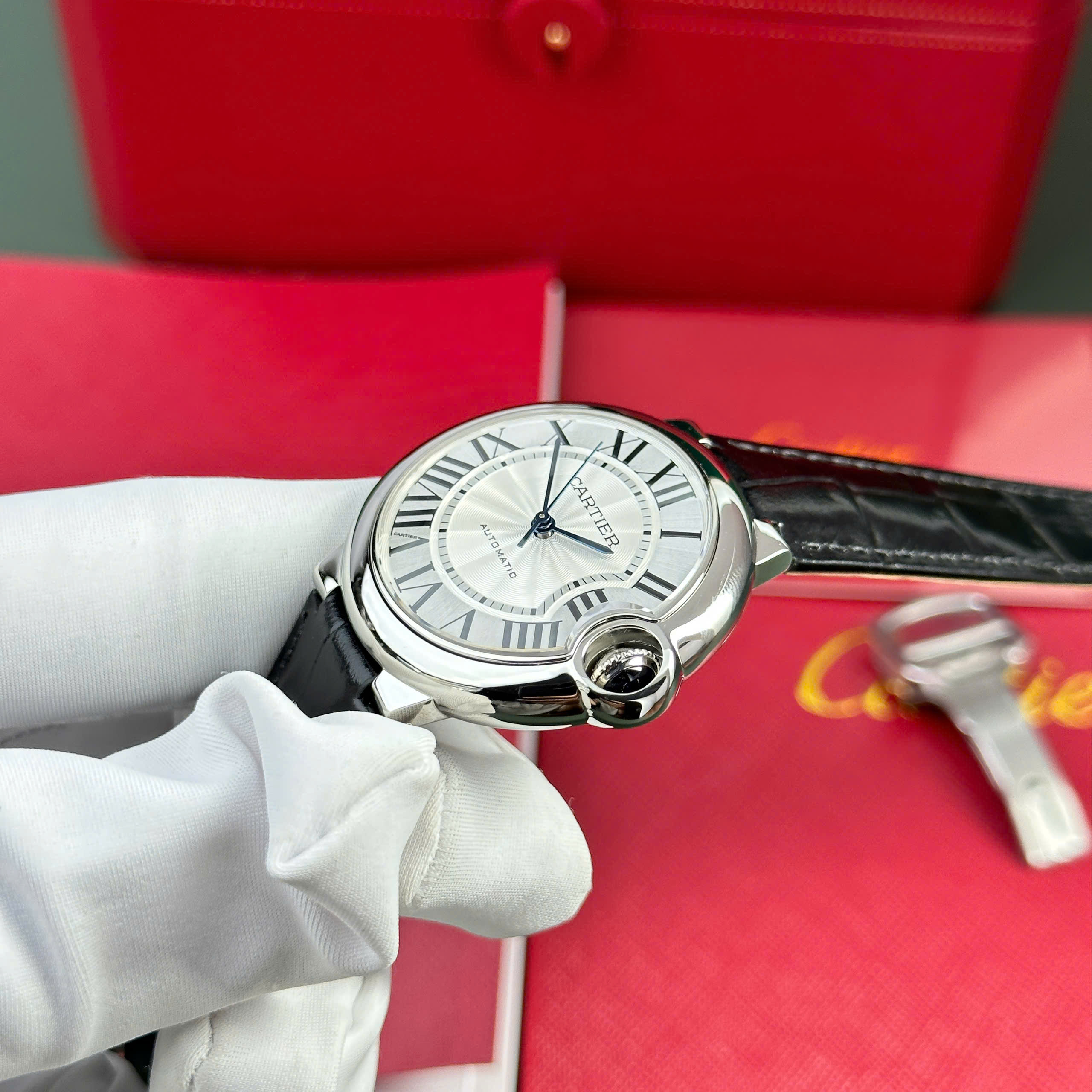 Đồng hồ Cartier Ballon Bleu chế tác dây da đen máy cơ tự động xưởng AF 33mm (5) Đồng hồ Cartier Ballon Bleu chế tác dây da đen máy cơ tự động xưởng AF 33mm (2)