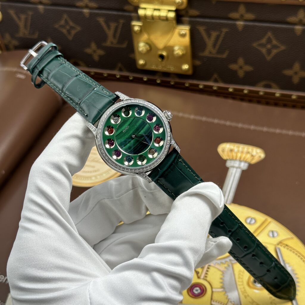 Đồng hồ Fendi Crazy Carats Replica 1 1 màu xanh lá cây đính đá quý 36mm (2)