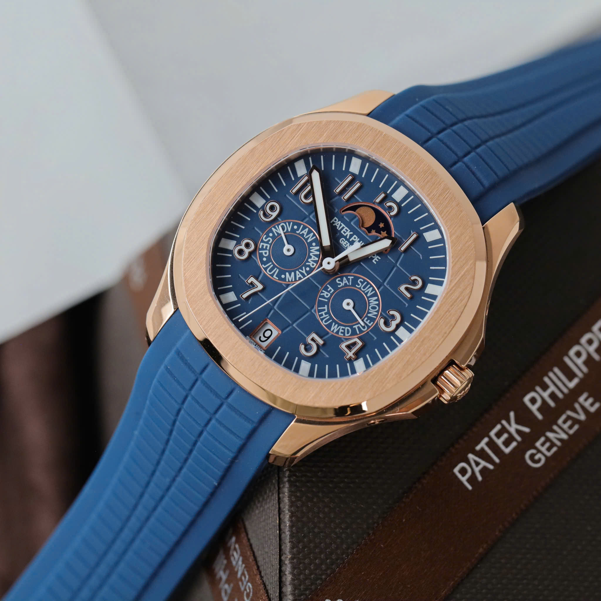 Đồng hồ Patek Philippe Aquanaut 5261R Replica 11 vỏ mặt xanh dương máy cơ Thụy Sỹ 40mm (16) Đồng hồ Patek Philippe Aquanaut 5261R Replica 11 vỏ mặt xanh dương máy cơ Thụy Sỹ 40mm (10)