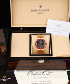 Đồng hồ Patek Philippe Nautilus 5723 Replica 11 bọc vàng hồng 18K đính ruby tổng hợp 40mm (1)