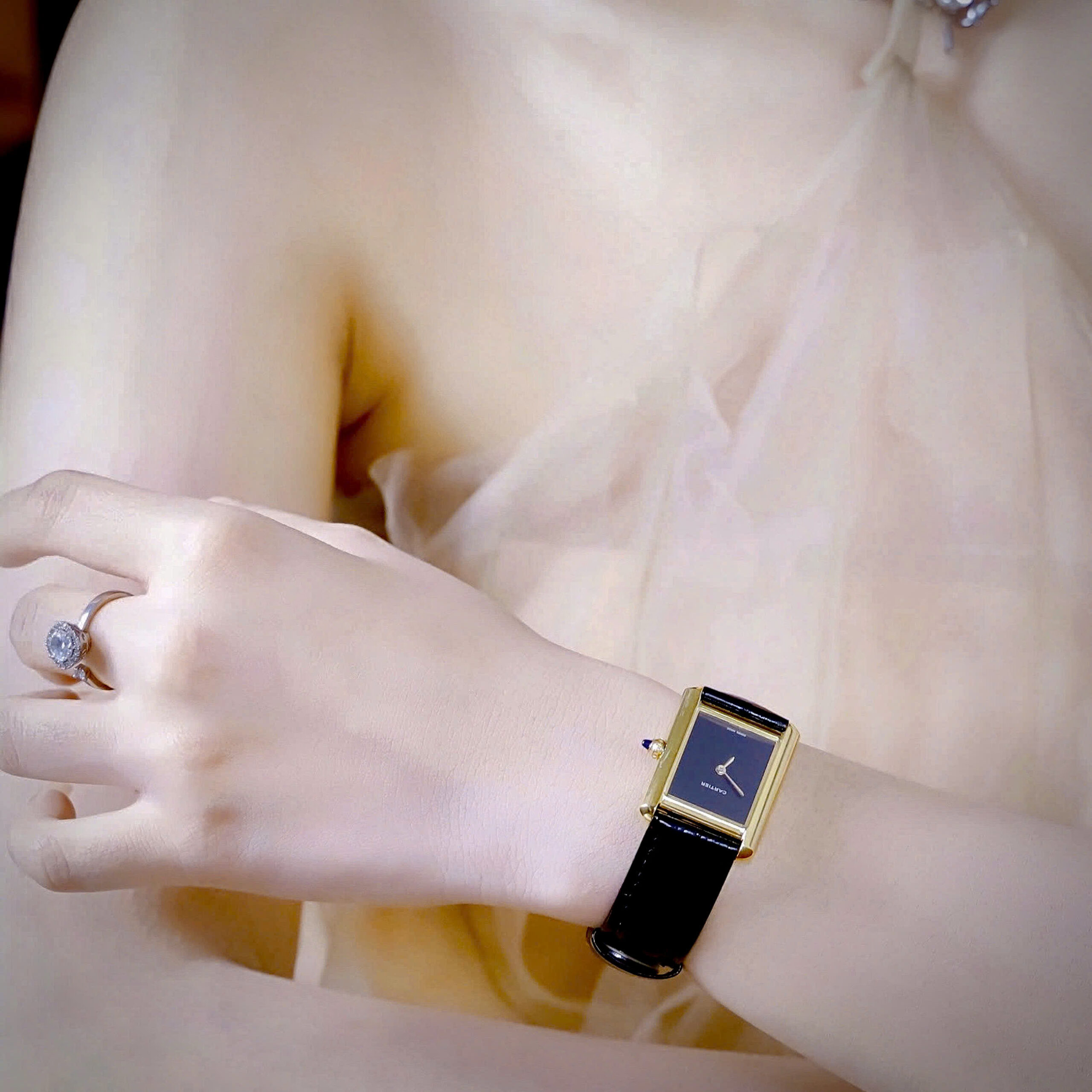 Đồng Hồ Cartier Tank Louis Nữ Vàng Gold Dây Da Đen Fake Cao Cấp 24x32mm (1) Đồng Hồ Cartier Tank Louis Nữ Vàng Gold Dây Da Đen Fake Cao Cấp 24x32mm