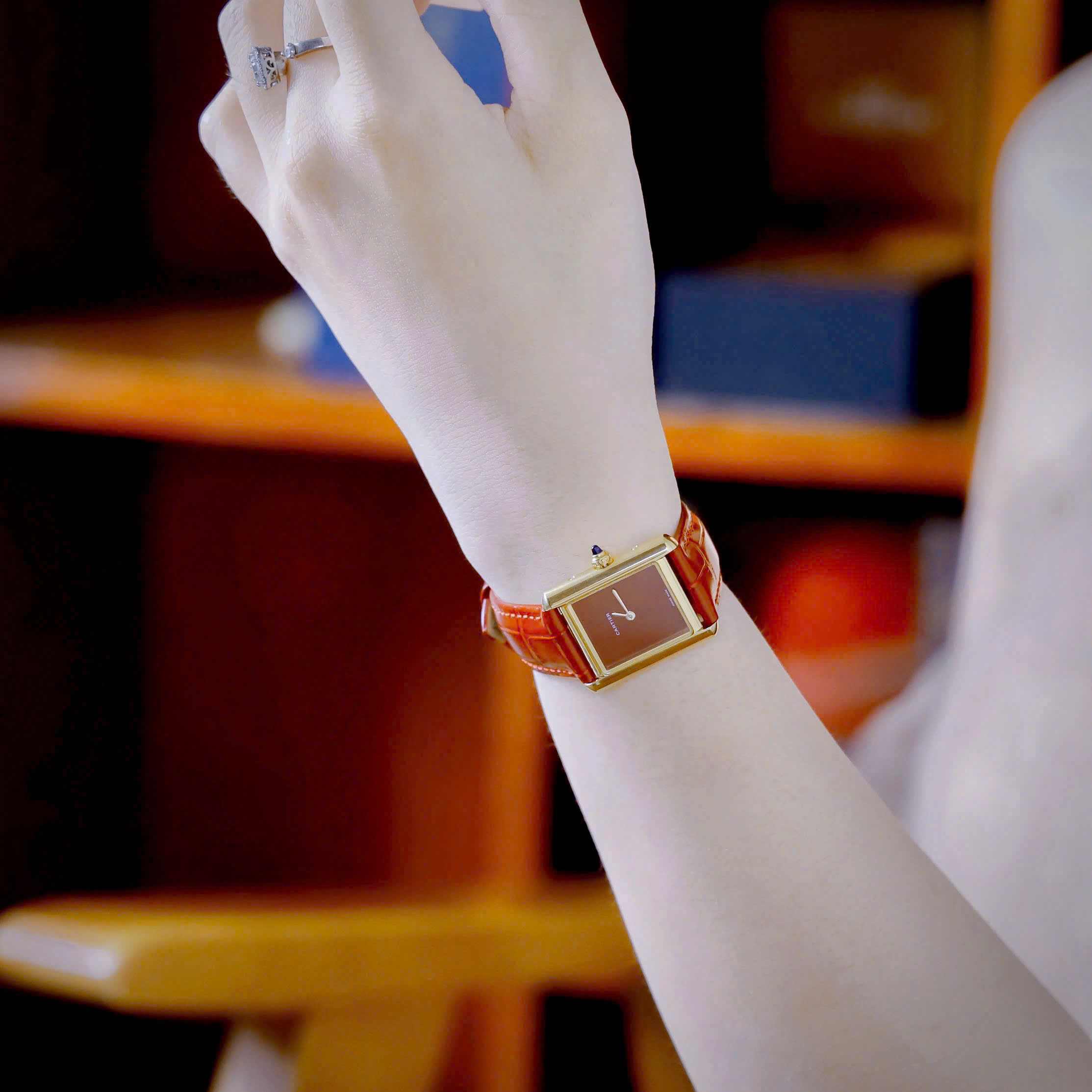 Đồng Hồ Cartier Tank Louis Nữ Vàng Gold Dây Da Đỏ Fake Cao Cấp 24x32mm (2) Đồng Hồ Cartier Tank Louis Nữ Vàng Gold Dây Da Đỏ Fake Cao Cấp 24x32mm