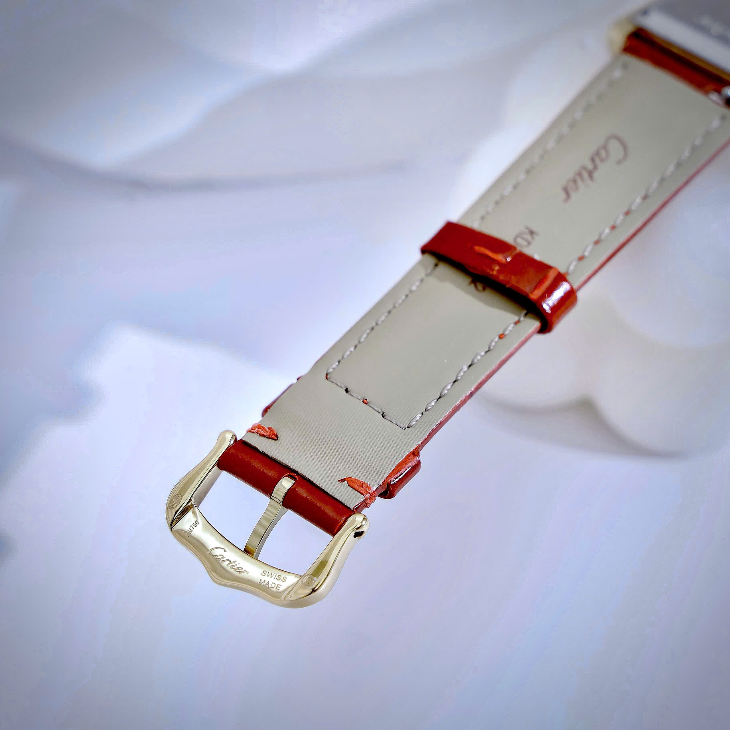 Đồng Hồ Cartier Tank Louis Nữ Vàng Gold Dây Da Đỏ Fake Cao Cấp 24x32mm (4) Đồng Hồ Cartier Tank Louis Nữ Vàng Gold Dây Da Đỏ Fake Cao Cấp 24x32mm