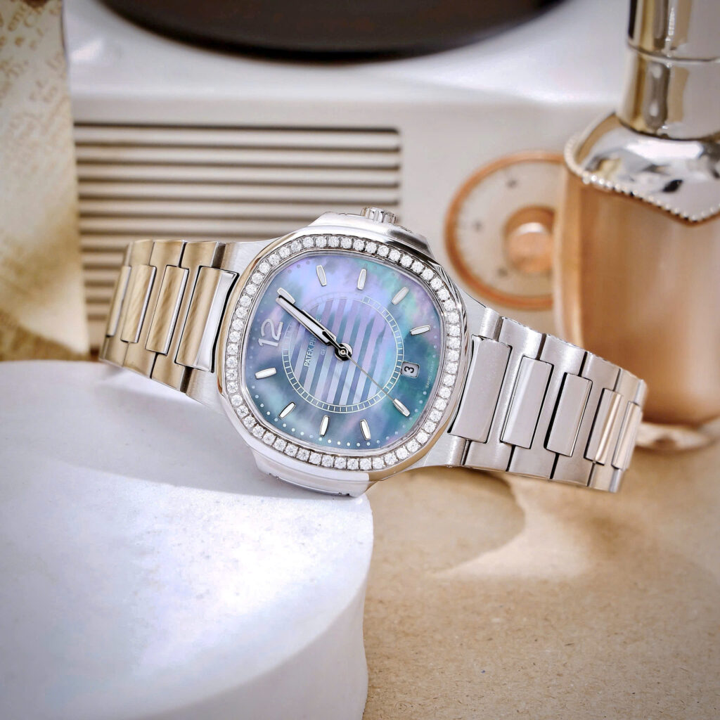 Đồng Hồ Patek Phillippe Nautilus 7118 nữ mặt xà cừ xanh đính đá fake cao cấp 35.2mm