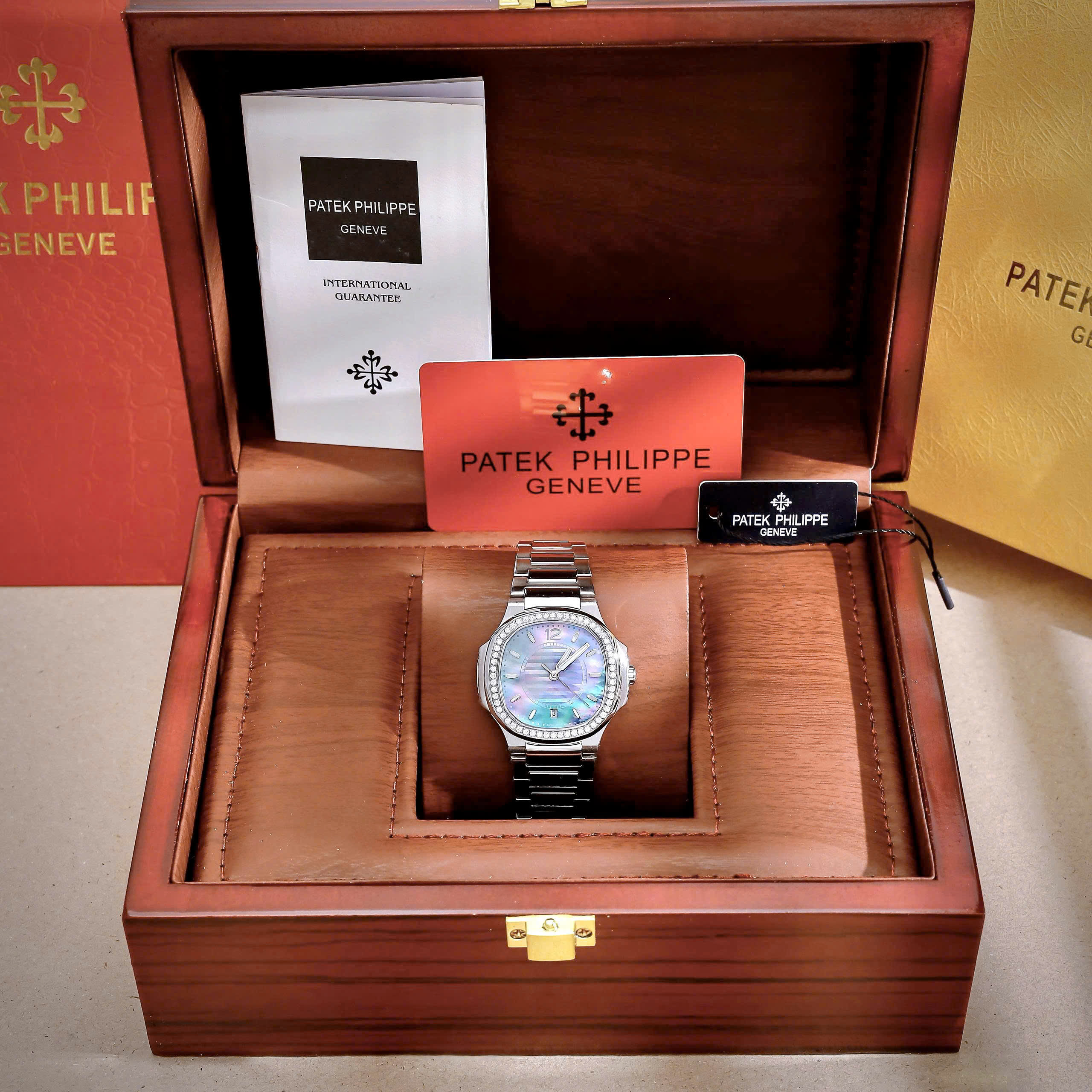 Đồng Hồ Patek Phillippe Nautilus 7118 nữ mặt xà cừ xanh đính đá fake cao cấp 35.2mm Đồng Hồ Patek Phillippe Nautilus 7118 nữ mặt xà cừ xanh đính đá fake cao cấp 35.2mm