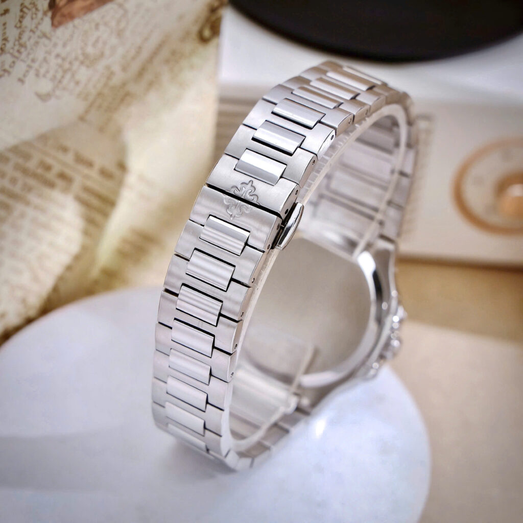 Đồng Hồ Patek Phillippe Nautilus 7118 nữ mặt xà cừ xanh đính đá fake cao cấp 35.2mm