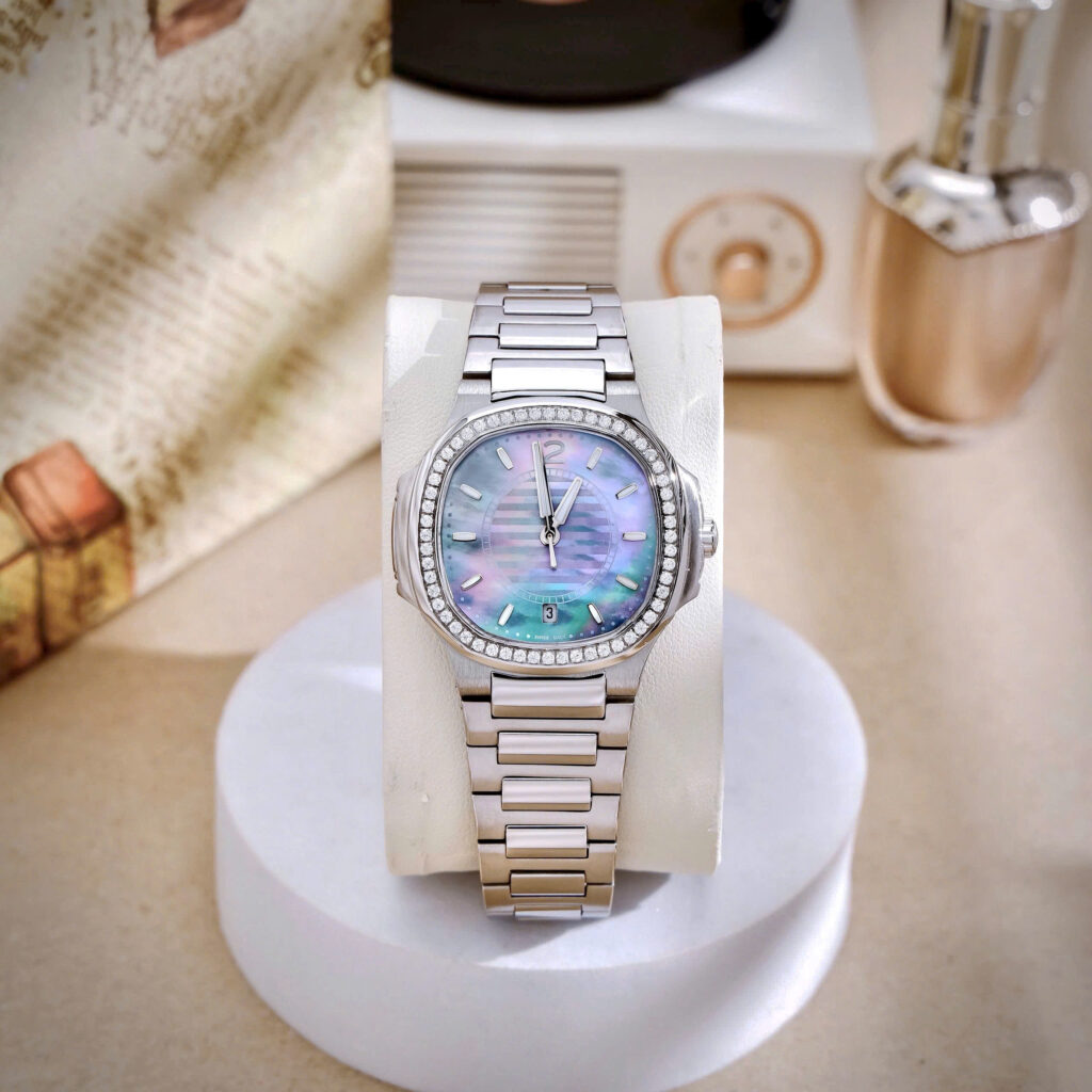 Đồng Hồ Patek Phillippe Nautilus 7118 nữ mặt xà cừ xanh đính đá fake cao cấp 35.2mm