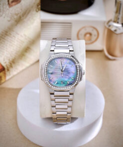 Đồng Hồ Patek Phillippe Nautilus 7118 nữ mặt xà cừ xanh đính đá fake cao cấp 35.2mm