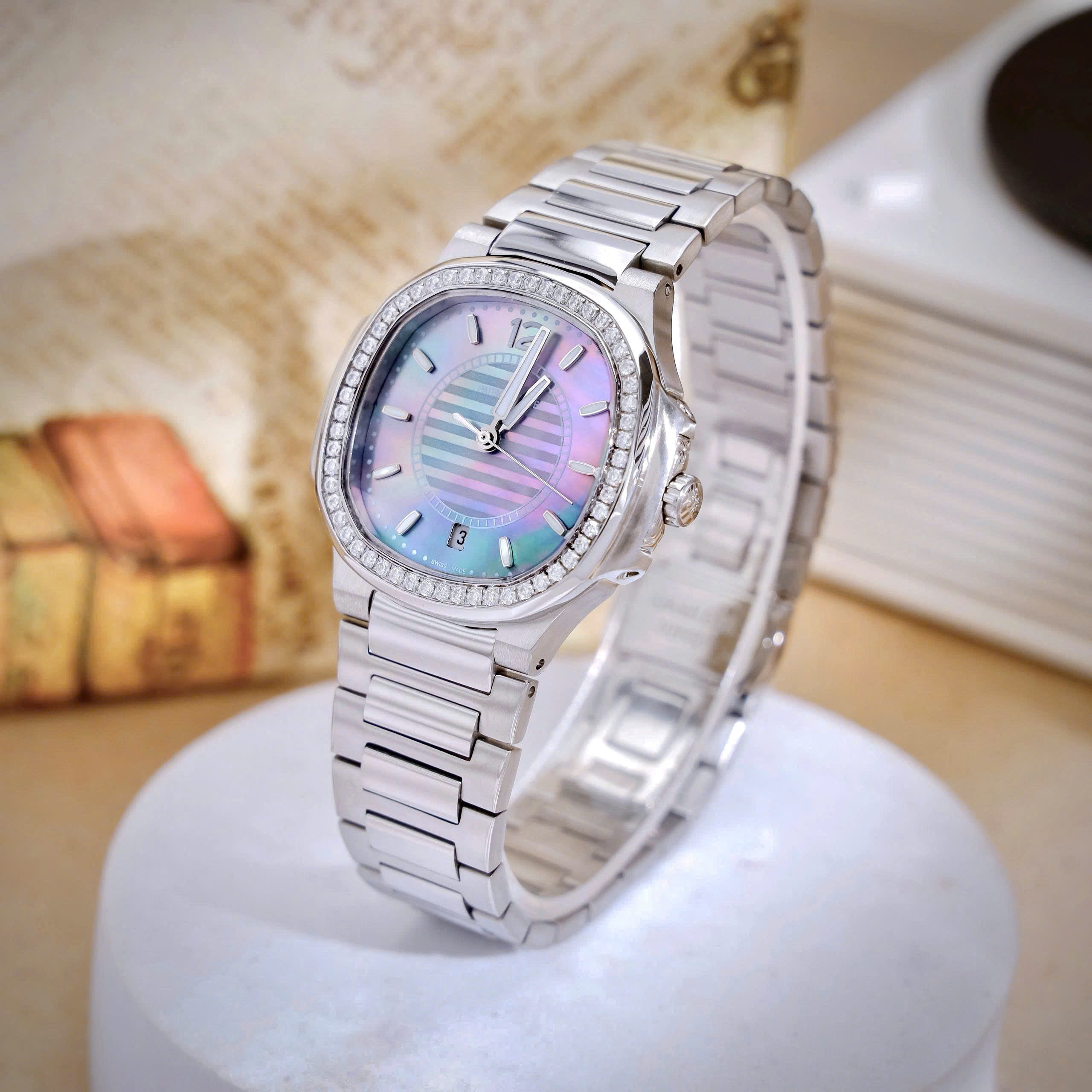 Đồng Hồ Patek Phillippe Nautilus 7118 nữ mặt xà cừ xanh đính đá fake cao cấp 35.2mm Đồng Hồ Patek Phillippe Nautilus 7118 nữ mặt xà cừ xanh đính đá fake cao cấp 35.2mm