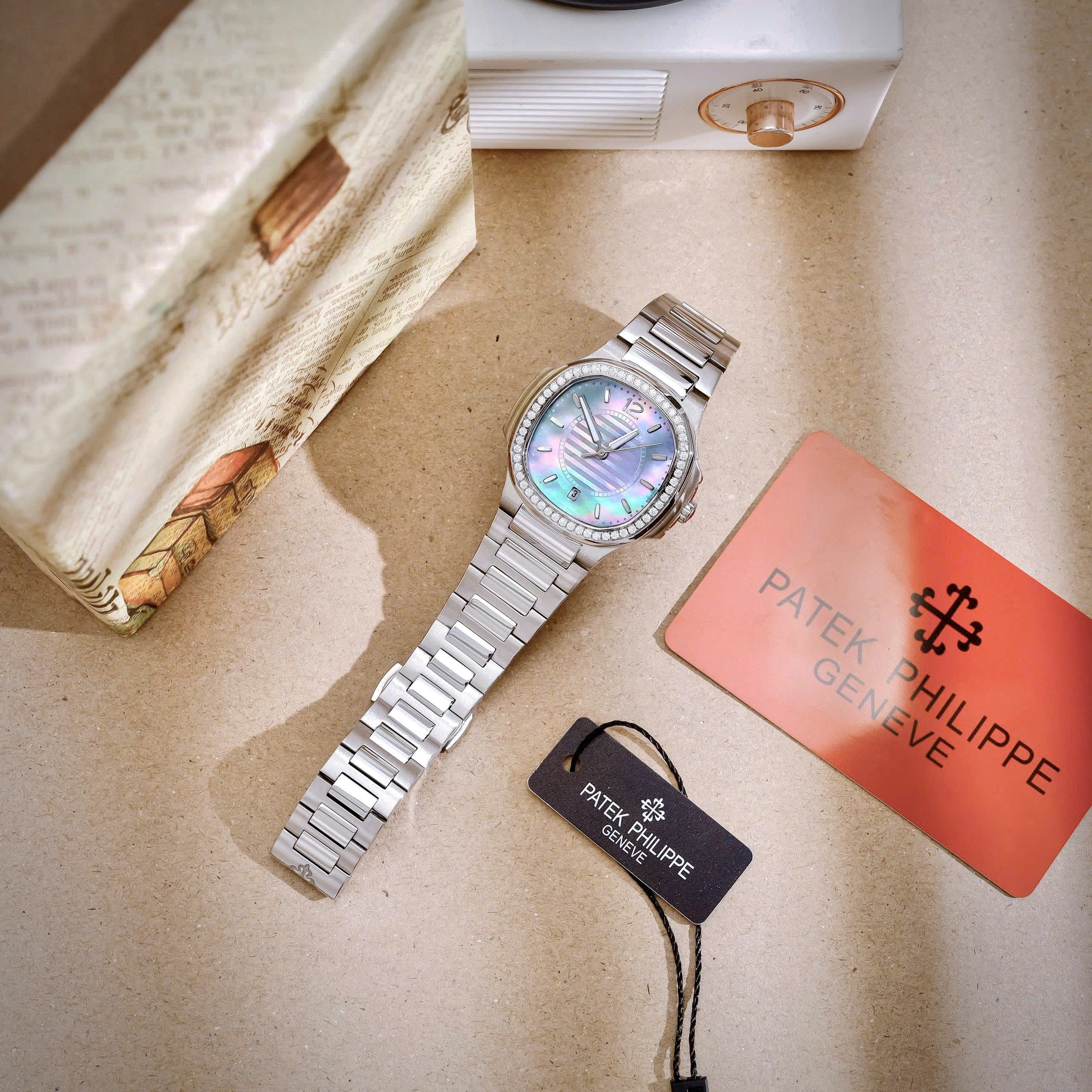 Đồng Hồ Patek Phillippe Nautilus 7118 nữ mặt xà cừ xanh đính đá fake cao cấp 35.2mm Đồng Hồ Patek Phillippe Nautilus 7118 nữ mặt xà cừ xanh đính đá fake cao cấp 35.2mm