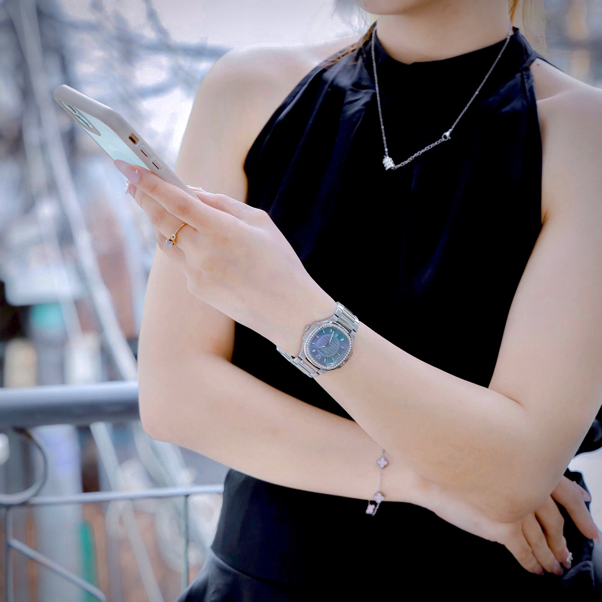 Đồng Hồ Patek Phillippe Nautilus 7118 nữ mặt xà cừ xanh đính đá fake cao cấp 35.2mm Đồng Hồ Patek Phillippe Nautilus 7118 nữ mặt xà cừ xanh đính đá fake cao cấp 35.2mm