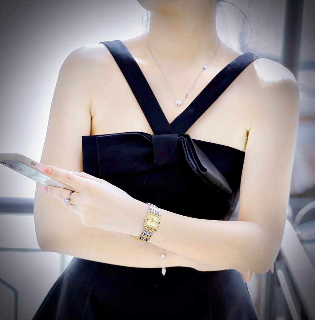 Đồng hồ Versace Mosaic nữ demi vàng gold dây kim loại máy pin nhật like auth 22mm