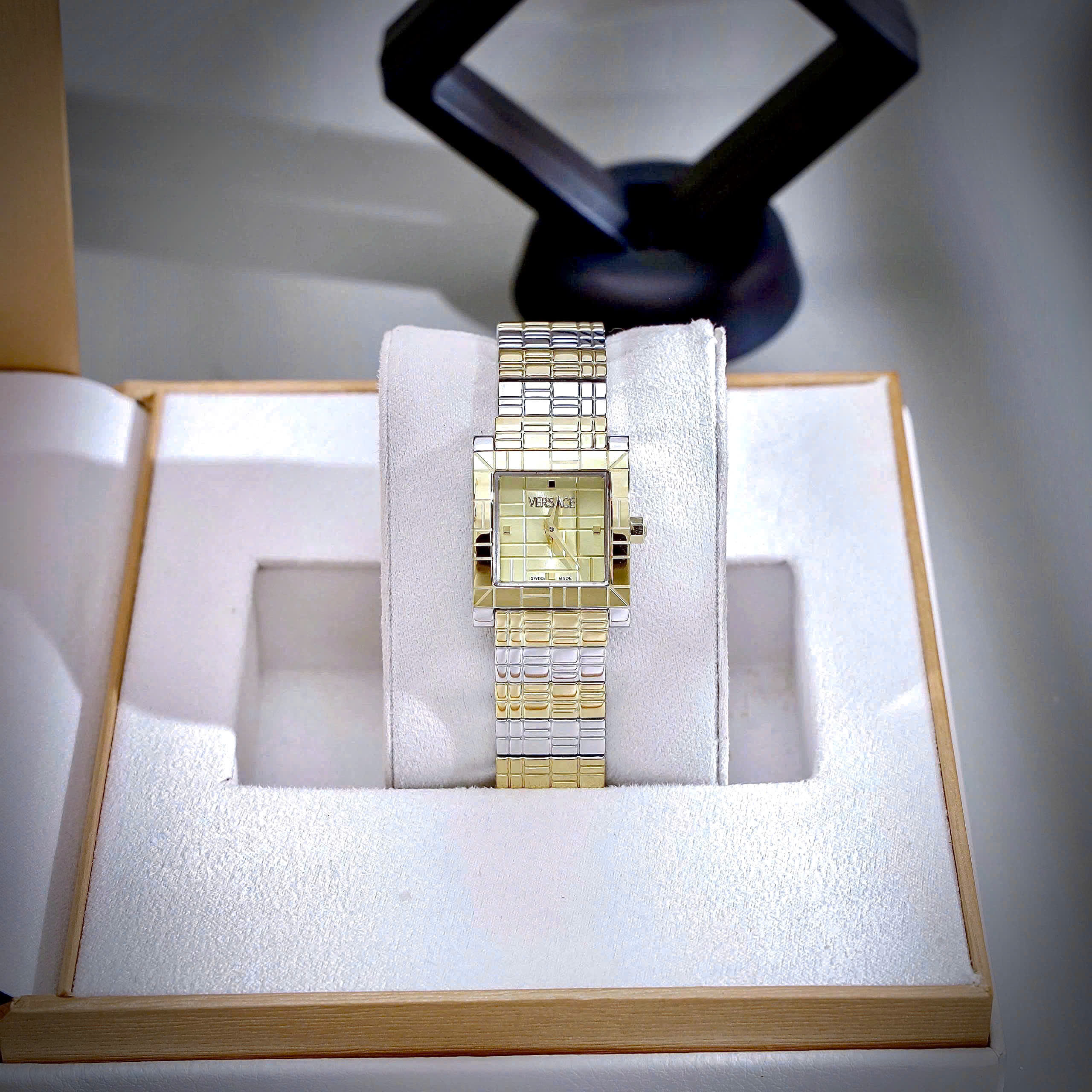 Đồng hồ Versace Mosaic nữ demi vàng gold dây kim loại máy pin nhật like auth 22mm (2) Đồng hồ Versace Mosaic nữ demi vàng gold dây kim loại máy pin nhật like auth 22mm