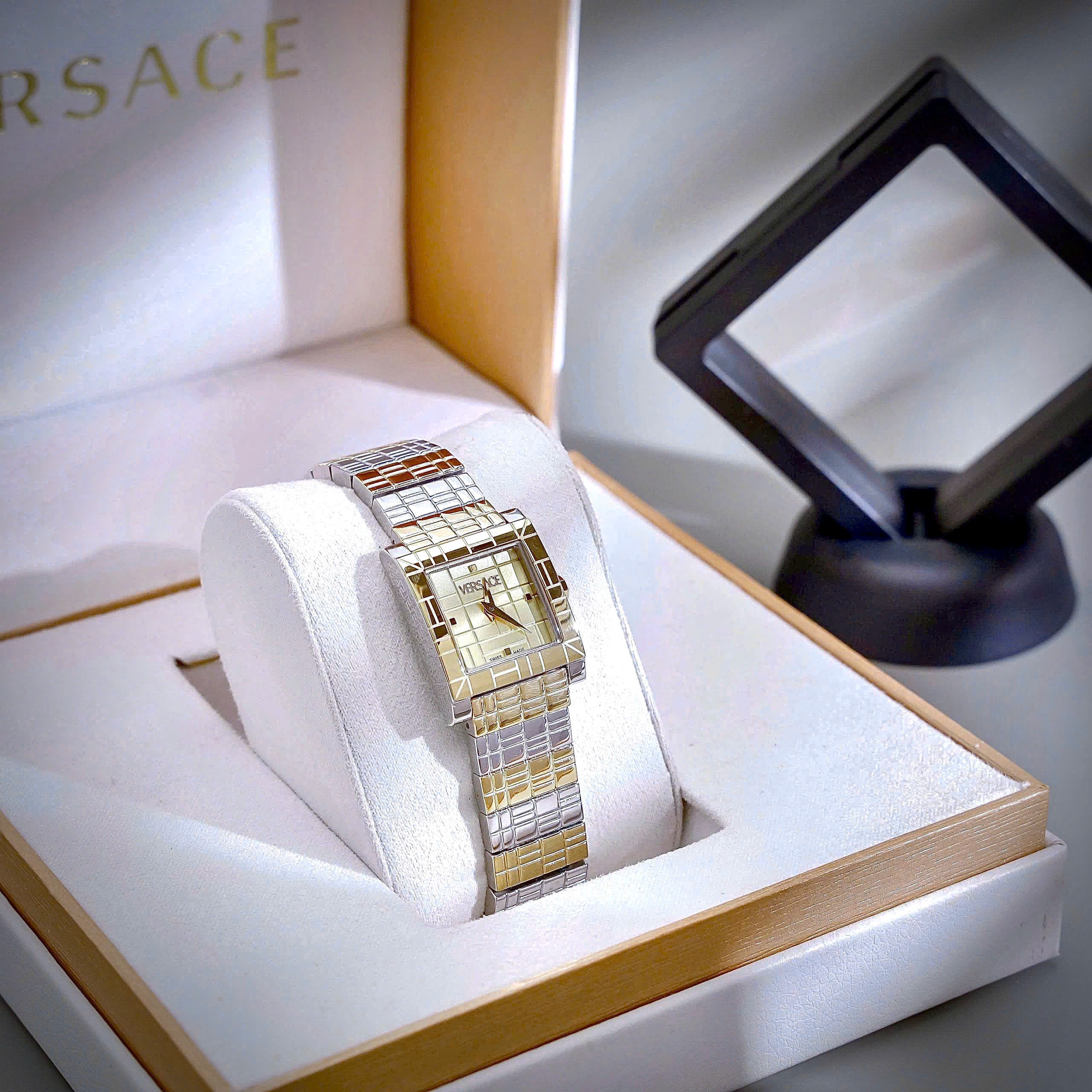 Đồng hồ Versace Mosaic nữ demi vàng gold dây kim loại máy pin nhật like auth 22mm (3) Đồng hồ Versace Mosaic nữ demi vàng gold dây kim loại máy pin nhật like auth 22mm