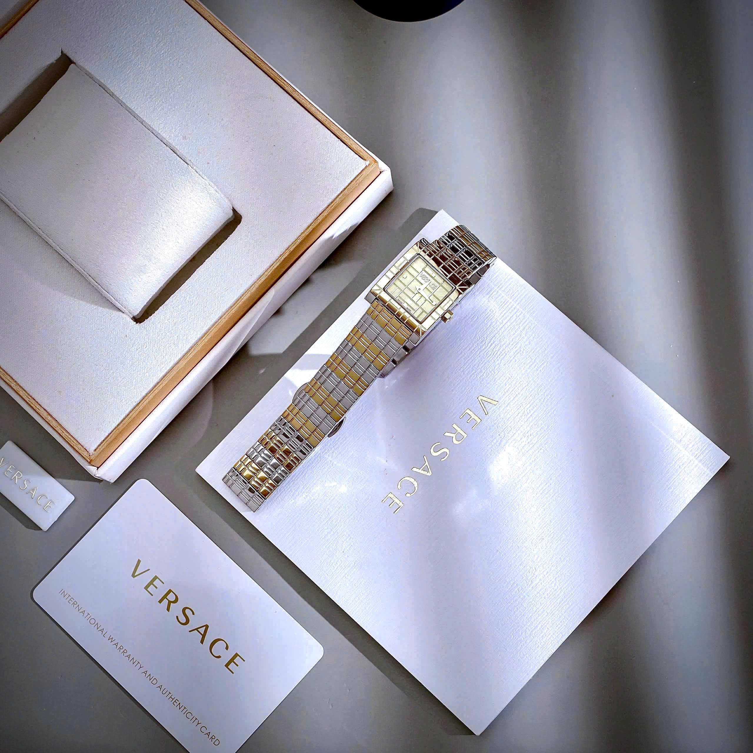 Đồng hồ Versace Mosaic nữ demi vàng gold dây kim loại máy pin nhật like auth 22mm (4) Đồng hồ Versace Mosaic nữ demi vàng gold dây kim loại máy pin nhật like auth 22mm