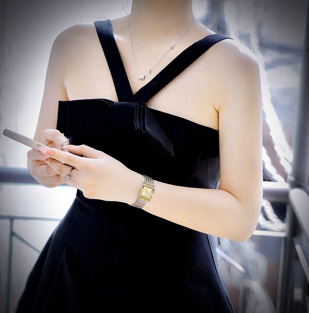 Đồng hồ Versace Mosaic nữ demi vàng gold dây kim loại máy pin nhật like auth 22mm