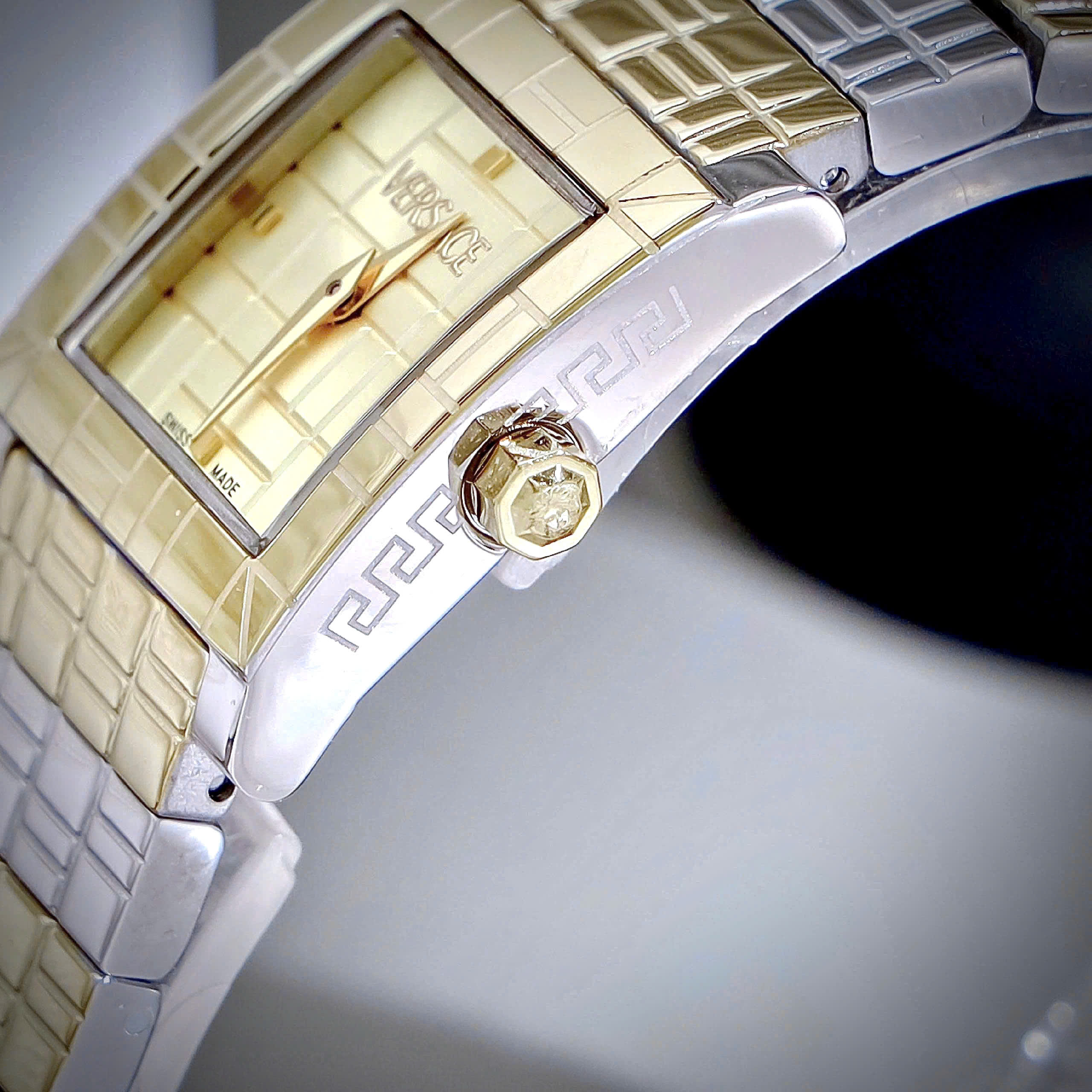 Đồng hồ Versace Mosaic nữ demi vàng gold dây kim loại máy pin nhật like auth 22mm (7) Đồng hồ Versace Mosaic nữ demi vàng gold dây kim loại máy pin nhật like auth 22mm