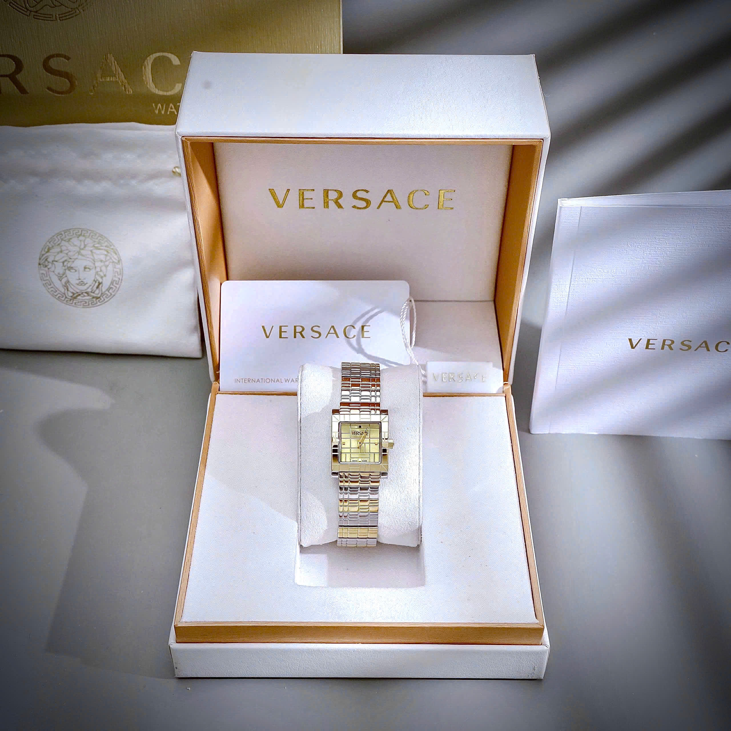 Đồng hồ Versace Mosaic nữ demi vàng gold dây kim loại máy pin nhật like auth 22mm (9) Đồng hồ Versace Mosaic nữ demi vàng gold dây kim loại máy pin nhật like auth 22mm