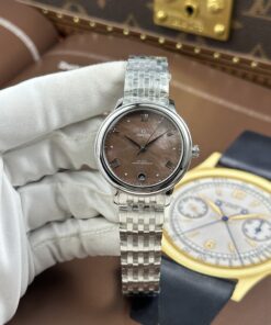 Đồng hồ nữ Omega Replica 11 De Ville Prestige mặt số khảm xà cừ nâu dây kim loại 34mm (2)