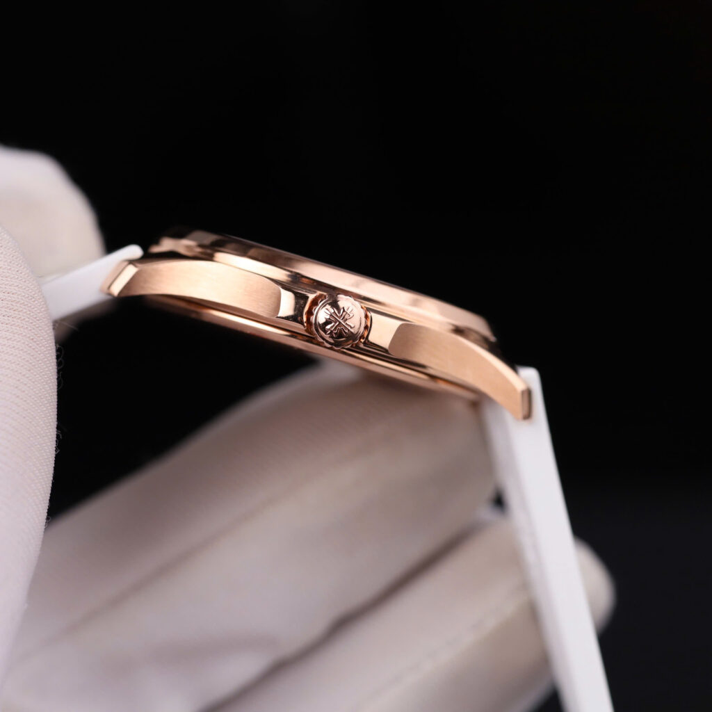 Đồng hồ nữ Patek Philippe Aquanaut 5067 Rep 11 vỏ bọc vàng thật viền đính kim cương moissanite 35 (2)