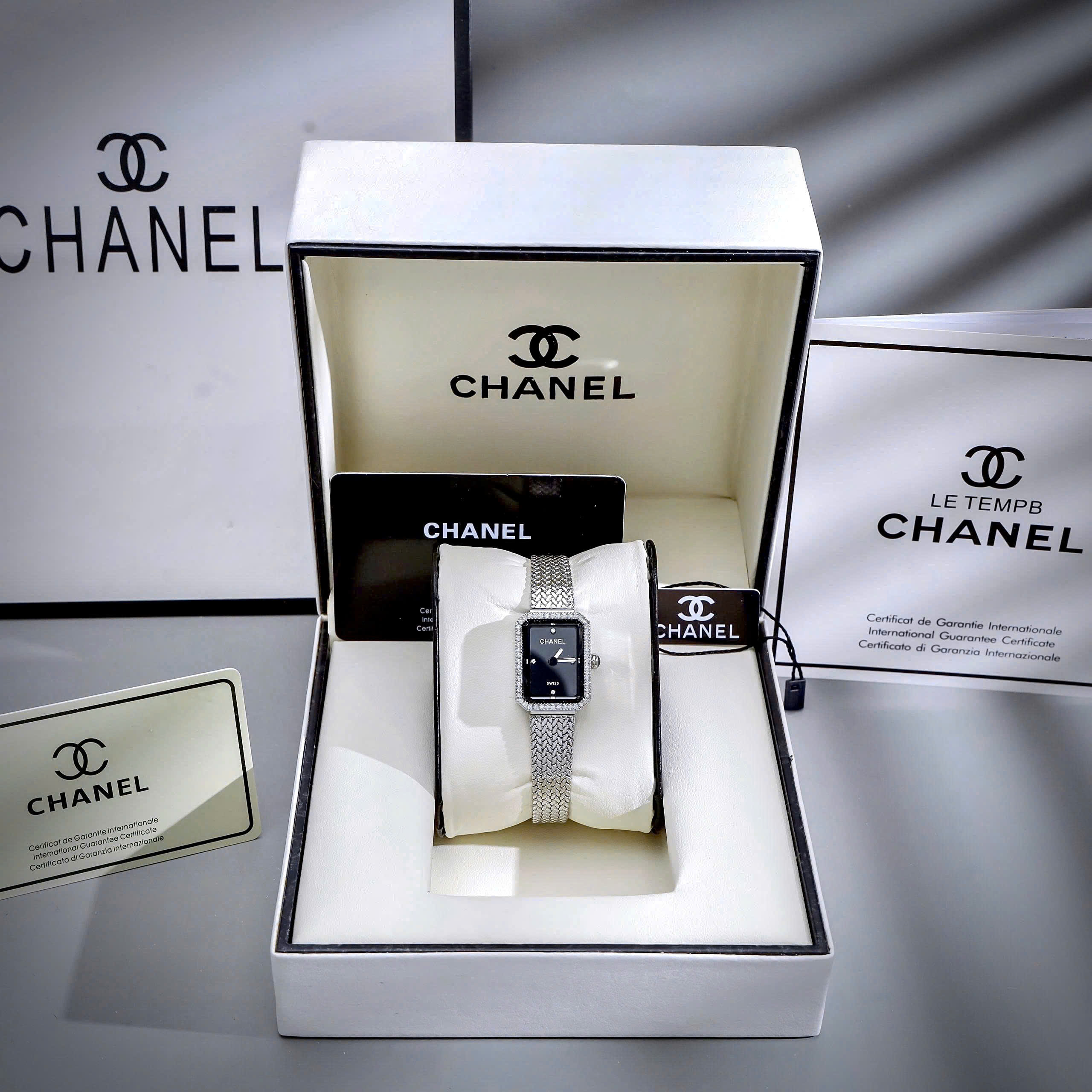 Đồng Hồ Chanel Première nữ dây kim loại mặt đen đính đá like auth 20x26mmm (3) Đồng Hồ Chanel Première nữ dây kim loại mặt đen đính đá like auth 20x26mmm