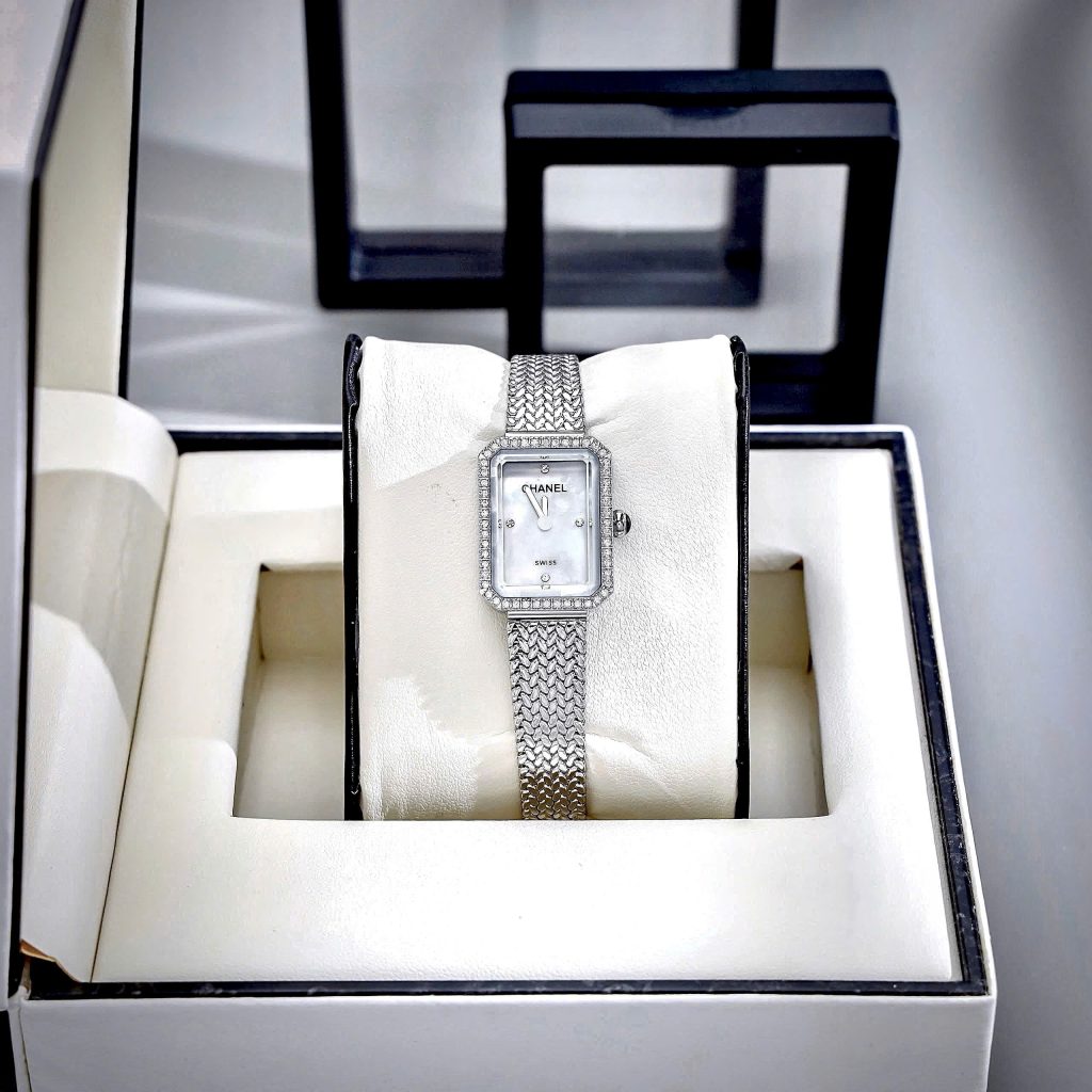 Đồng Hồ Chanel Première nữ mặt xà cừ trắng đính đá viền like auth 20x26mmm