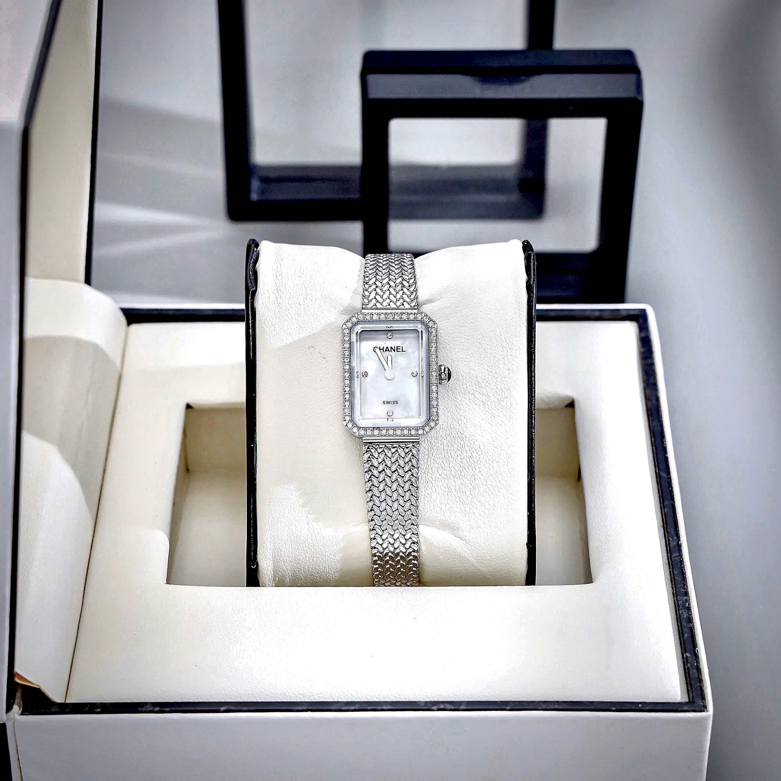 Đồng Hồ Chanel Première nữ mặt xà cừ trắng đính đá viền like auth 20x26mmm (3) Đồng Hồ Chanel Première nữ mặt xà cừ trắng đính đá viền like auth 20x26mmm