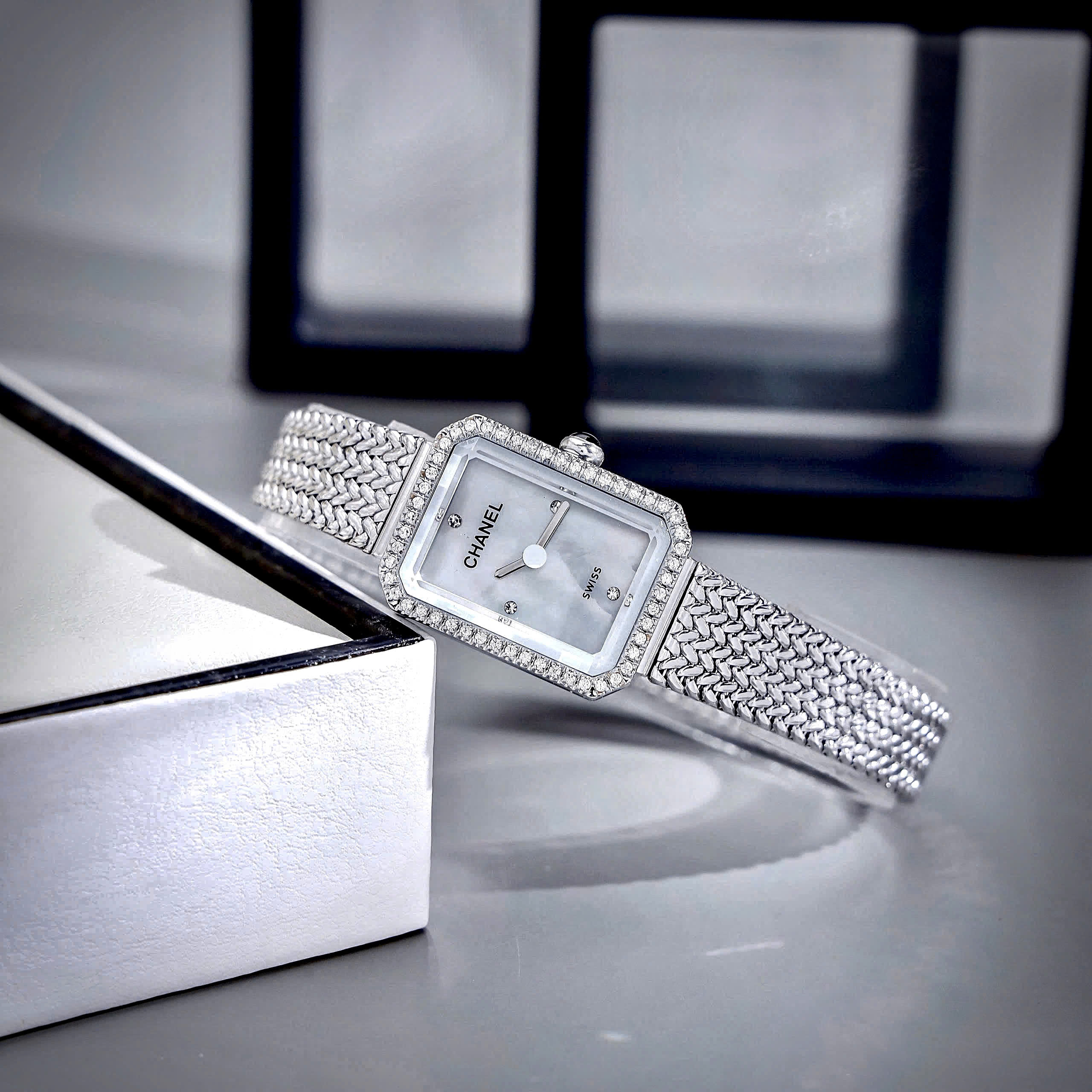 Đồng Hồ Chanel Première nữ mặt xà cừ trắng đính đá viền like auth 20x26mmm (4) Đồng Hồ Chanel Première nữ mặt xà cừ trắng đính đá viền like auth 20x26mmm