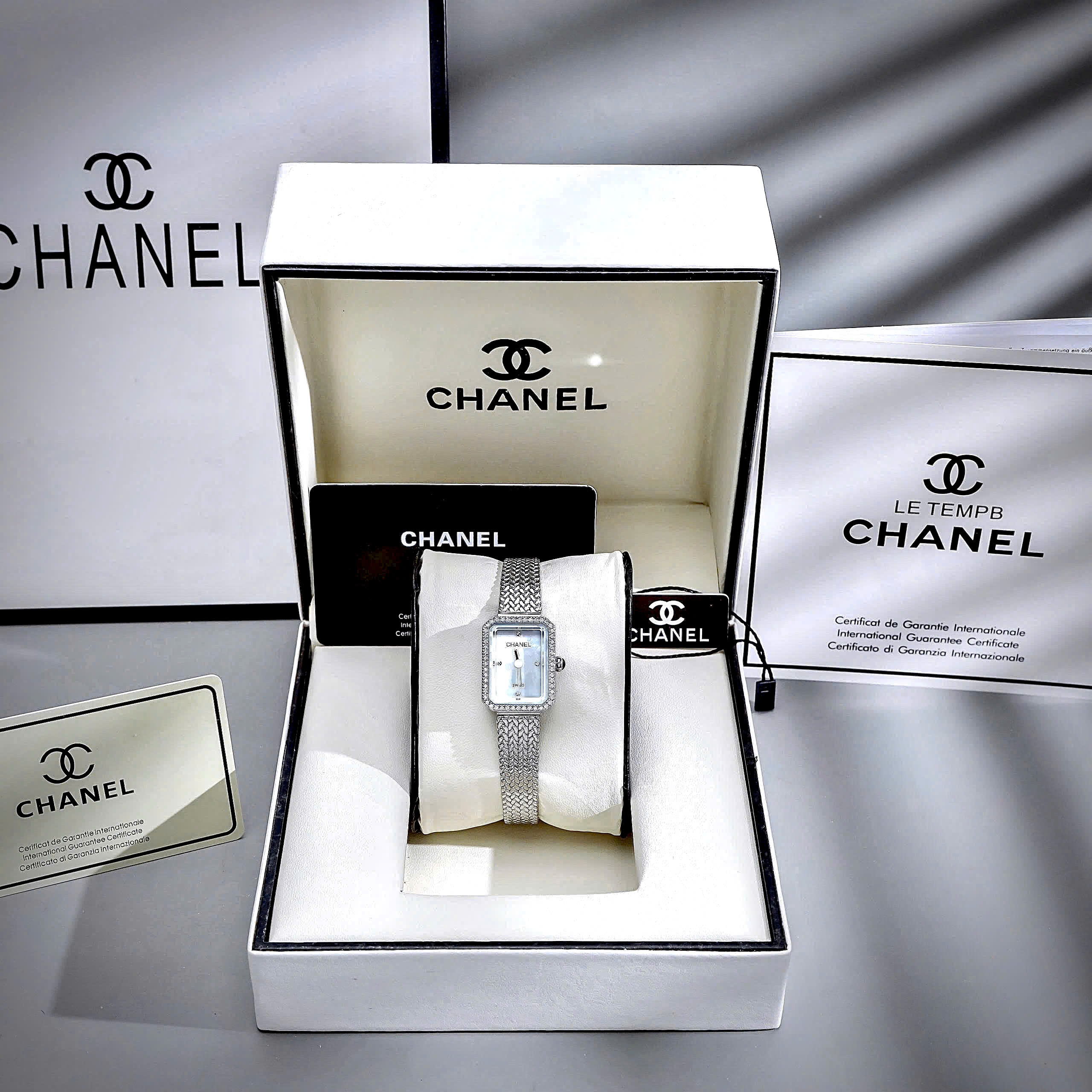 Đồng Hồ Chanel Première nữ mặt xà cừ trắng đính đá viền like auth 20x26mmm (8) Đồng Hồ Chanel Première nữ mặt xà cừ trắng đính đá viền like auth 20x26mmm