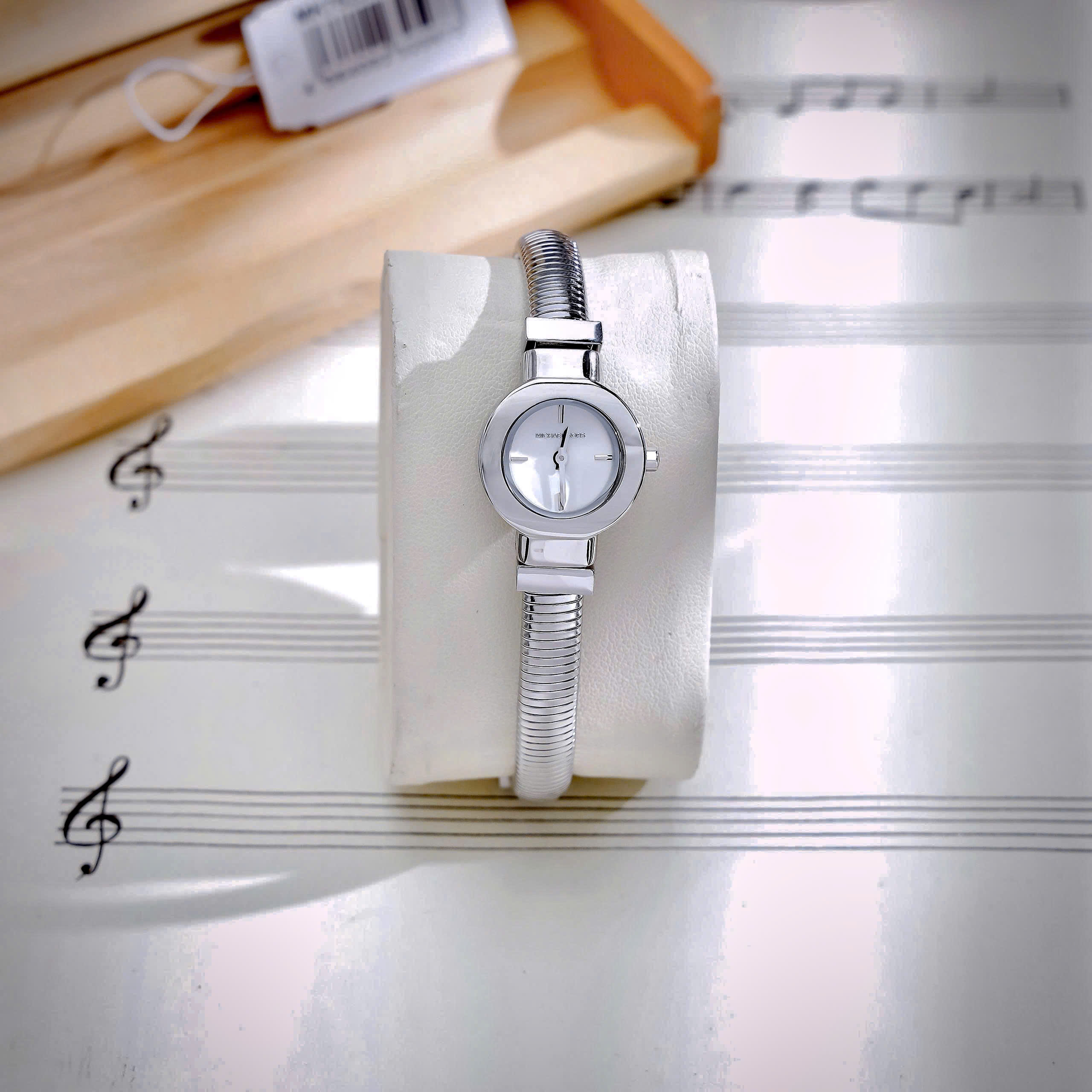 Đồng Hồ Michael Kors Gramercy Analogue nữ mặt xà cừ dây kim loại like auth 21mm (3) Đồng Hồ Michael Kors Gramercy Analogue nữ mặt xà cừ dây kim loại like auth 21mm