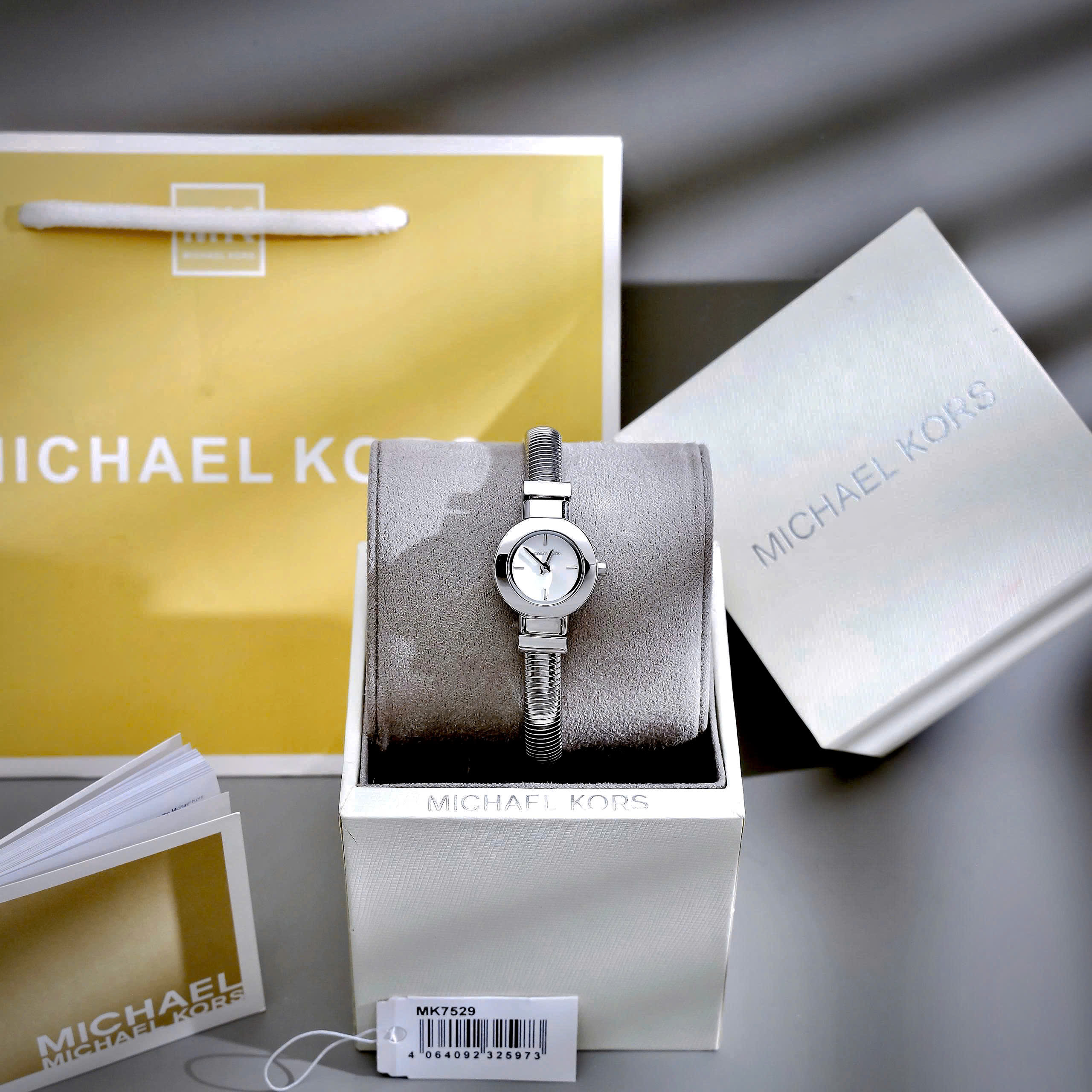 Đồng Hồ Michael Kors Gramercy Analogue nữ mặt xà cừ dây kim loại like auth 21mm (4) Đồng Hồ Michael Kors Gramercy Analogue nữ mặt xà cừ dây kim loại like auth 21mm