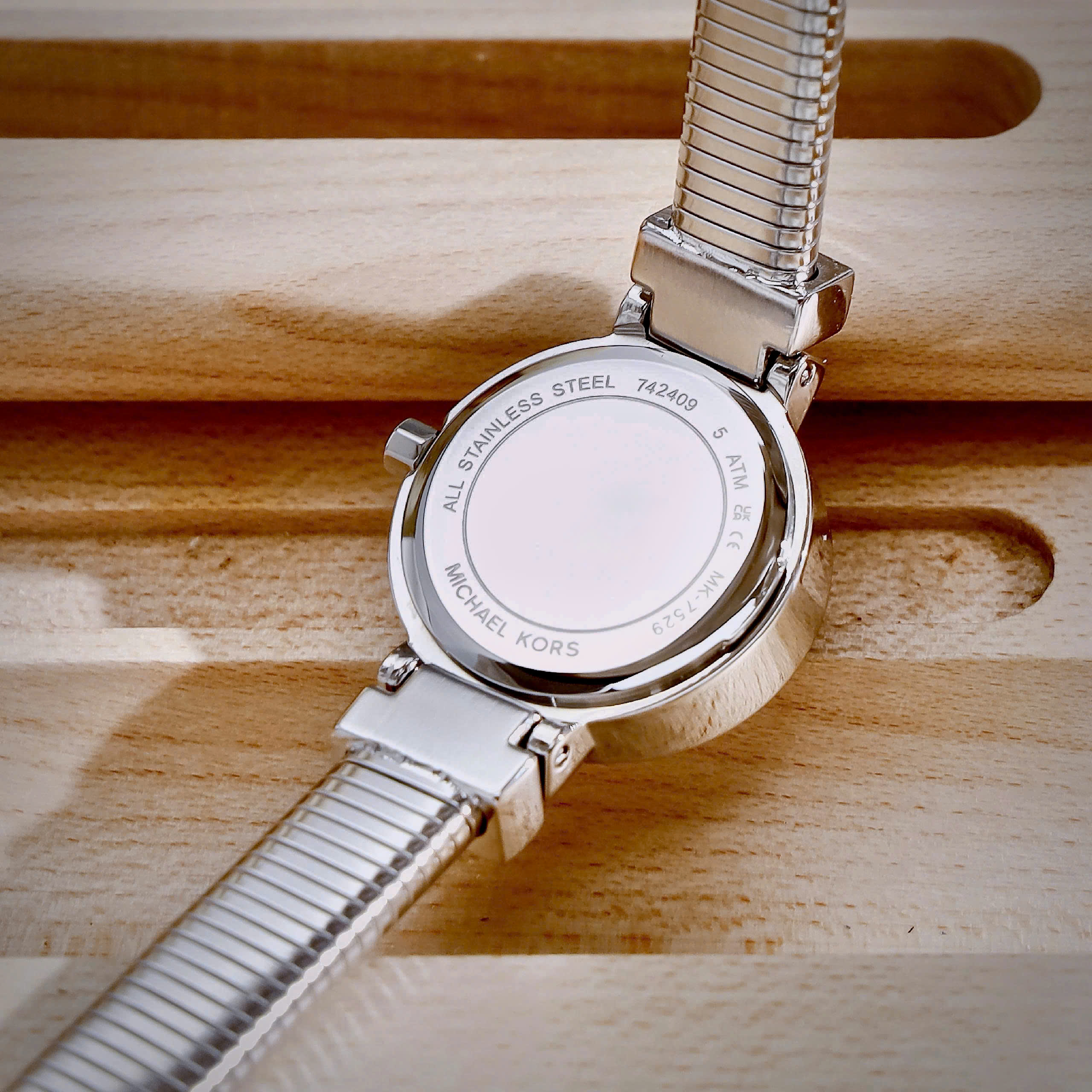 Đồng Hồ Michael Kors Gramercy Analogue nữ mặt xà cừ dây kim loại like auth 21mm (5) Đồng Hồ Michael Kors Gramercy Analogue nữ mặt xà cừ dây kim loại like auth 21mm