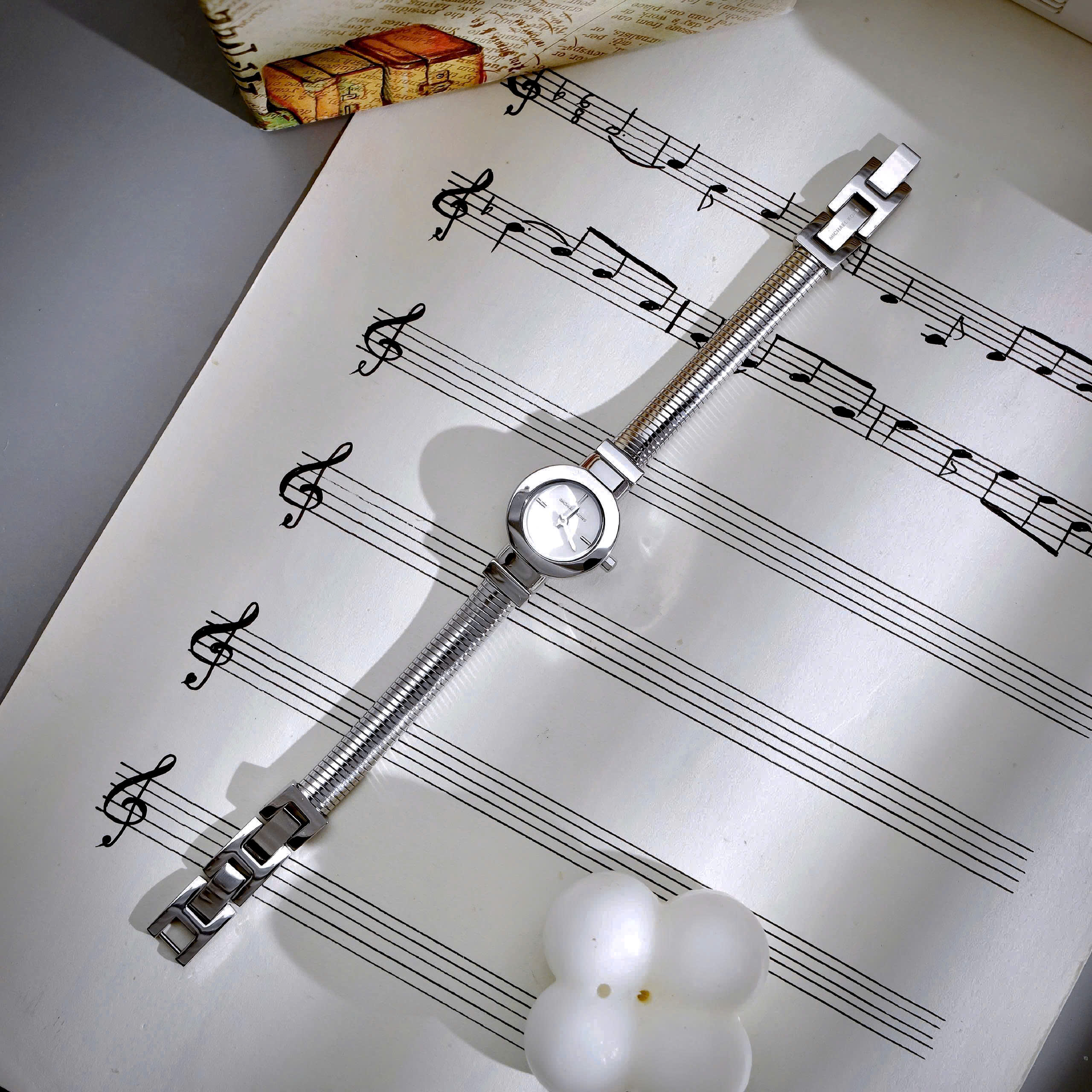 Đồng Hồ Michael Kors Gramercy Analogue nữ mặt xà cừ dây kim loại like auth 21mm (6) Đồng Hồ Michael Kors Gramercy Analogue nữ mặt xà cừ dây kim loại like auth 21mm