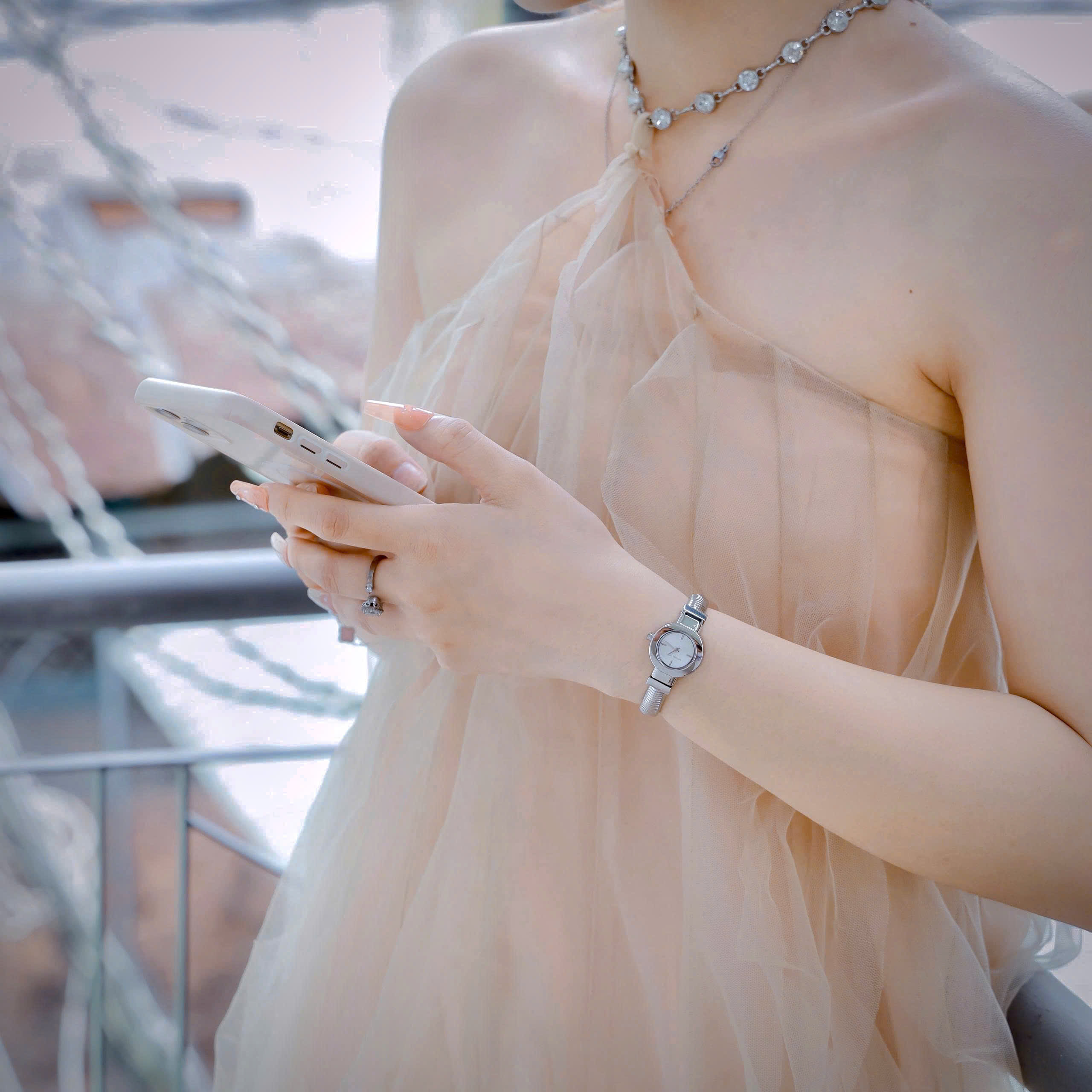 Đồng Hồ Michael Kors Gramercy Analogue nữ mặt xà cừ dây kim loại like auth 21mm (7) Đồng Hồ Michael Kors Gramercy Analogue nữ mặt xà cừ dây kim loại like auth 21mm