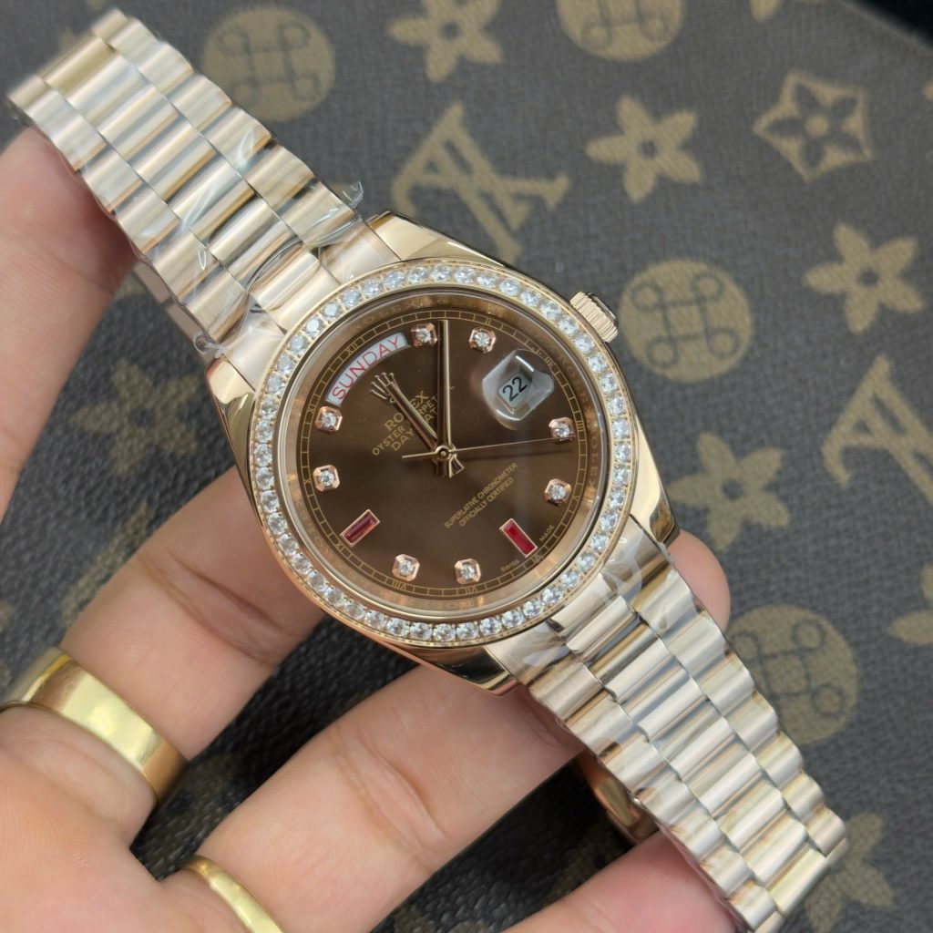 Đồng Hồ Rolex Day-Date vàng hồng mặt số chocolate đính đá fake cao cấp 41mm