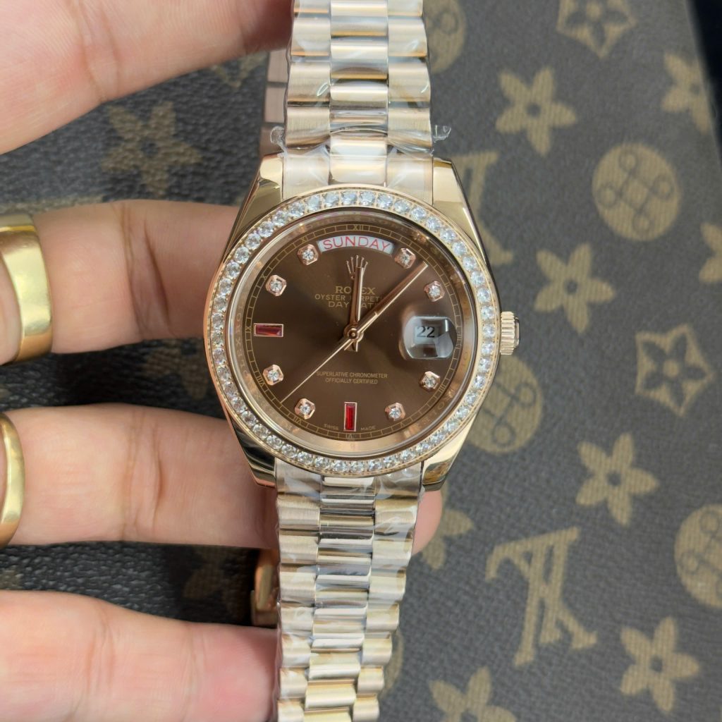 Đồng Hồ Rolex Day-Date vàng hồng mặt số chocolate đính đá fake cao cấp 41mm