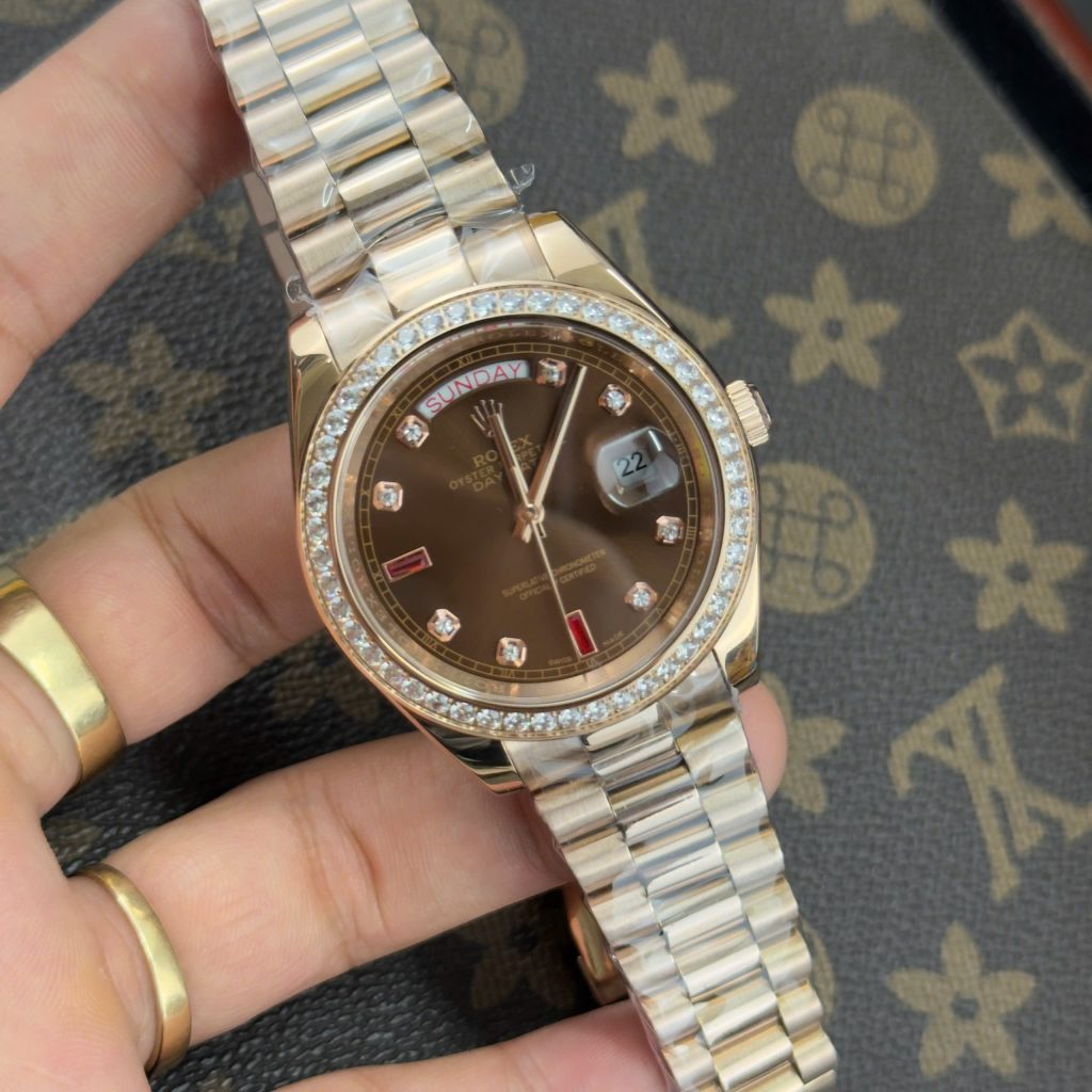 Đồng Hồ Rolex Day-Date vàng hồng mặt số chocolate đính đá fake cao cấp 41mm