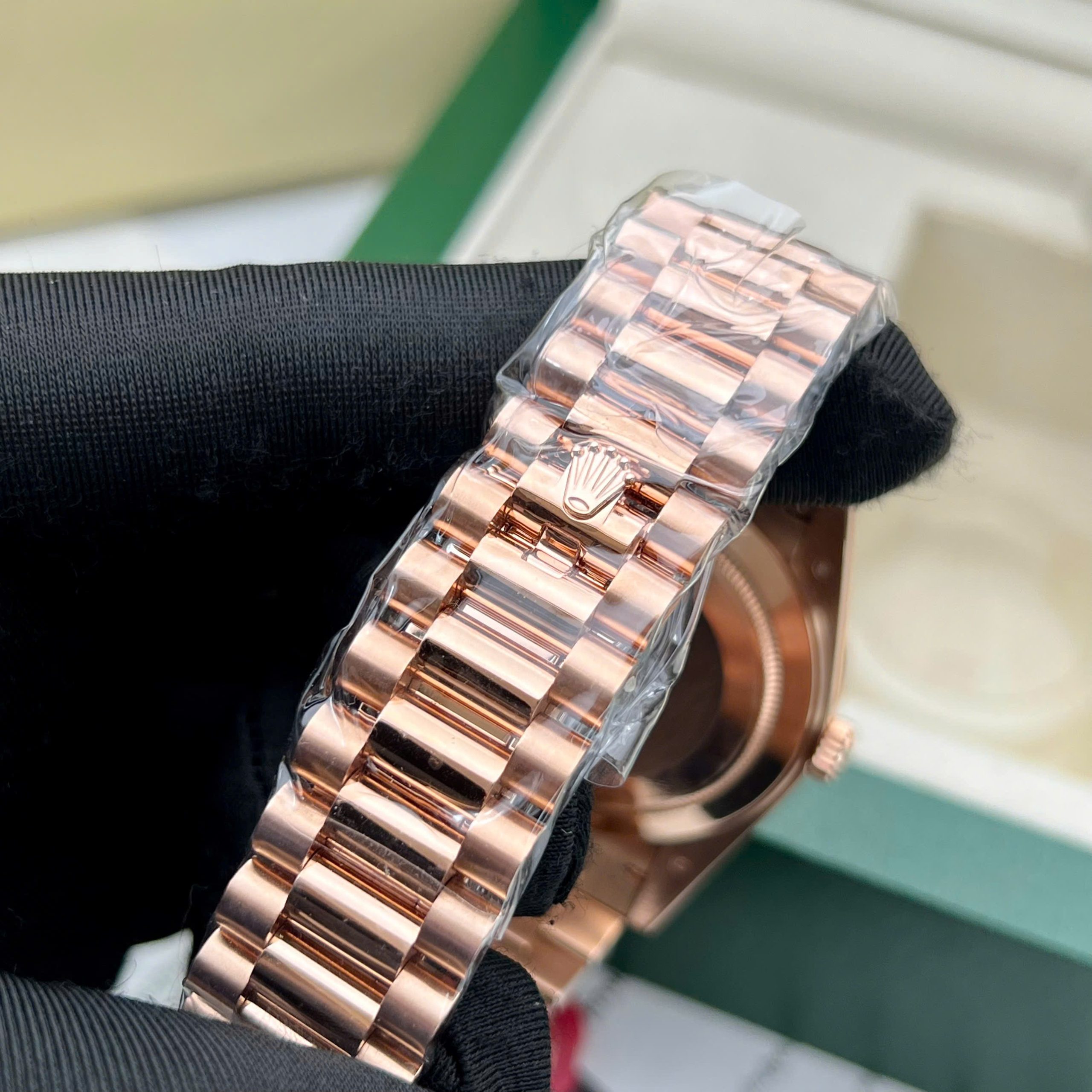 Đồng Hồ Rolex Day-Date Chế Tác Bọc Vàng 18K Mặt Cá Hồi Nhà Máy GM 40mm (1) Đồng Hồ Rolex Day-Date Chế Tác Bọc Vàng 18K Mặt Cá Hồi Nhà Máy GM 40mm