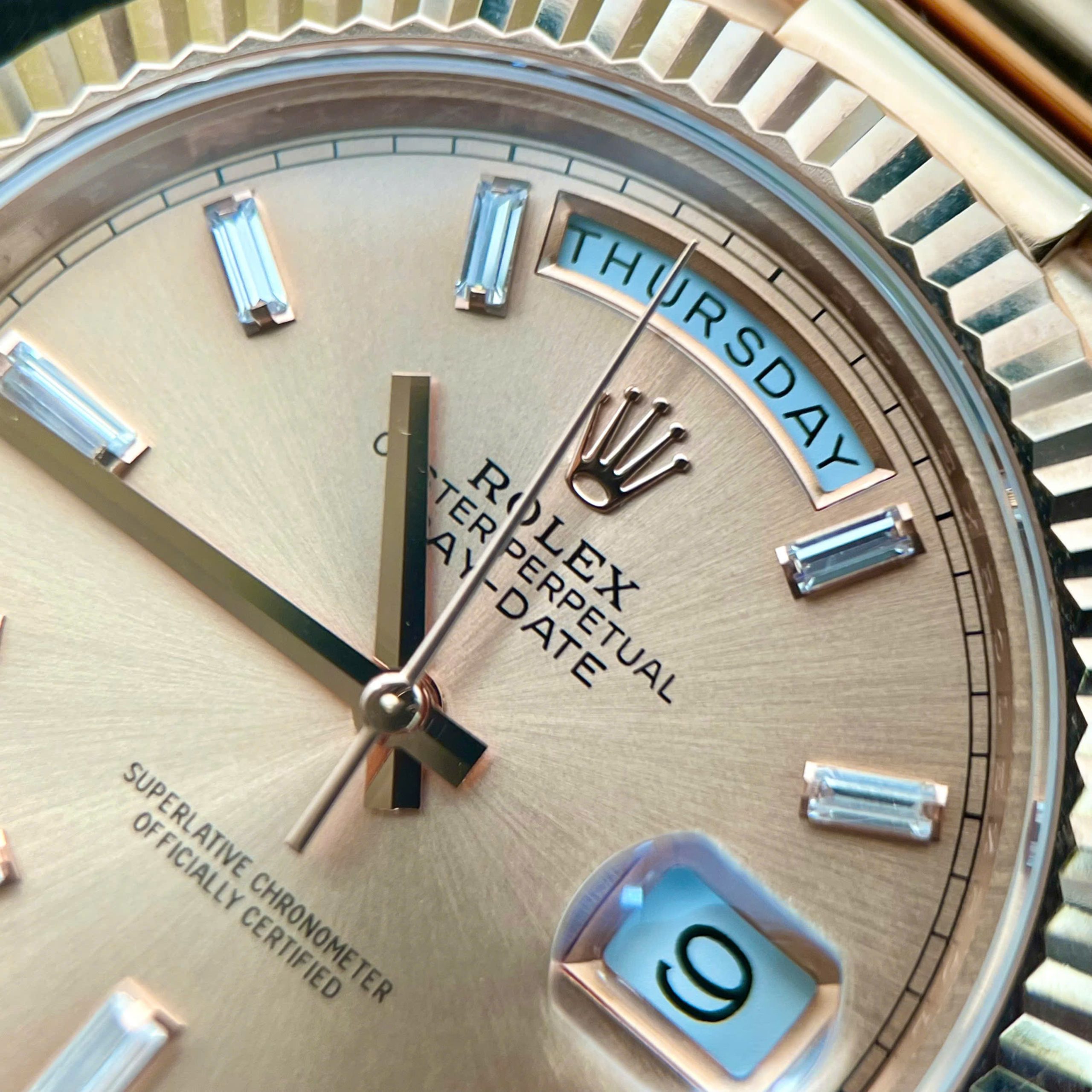 Đồng Hồ Rolex Day-Date Chế Tác Bọc Vàng 18K Mặt Cá Hồi Nhà Máy GM 40mm (3) Đồng Hồ Rolex Day-Date Chế Tác Bọc Vàng 18K Mặt Cá Hồi Nhà Máy GM 40mm