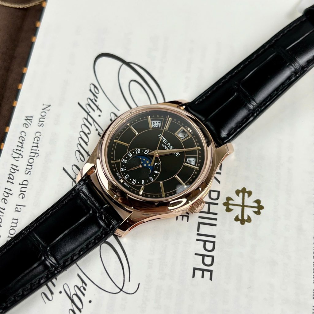 Đồng hồ Patek Philippe 5205G Replica 11 Bọc Vàng Thật Mặt Đen Nhà Máy GM 40mm