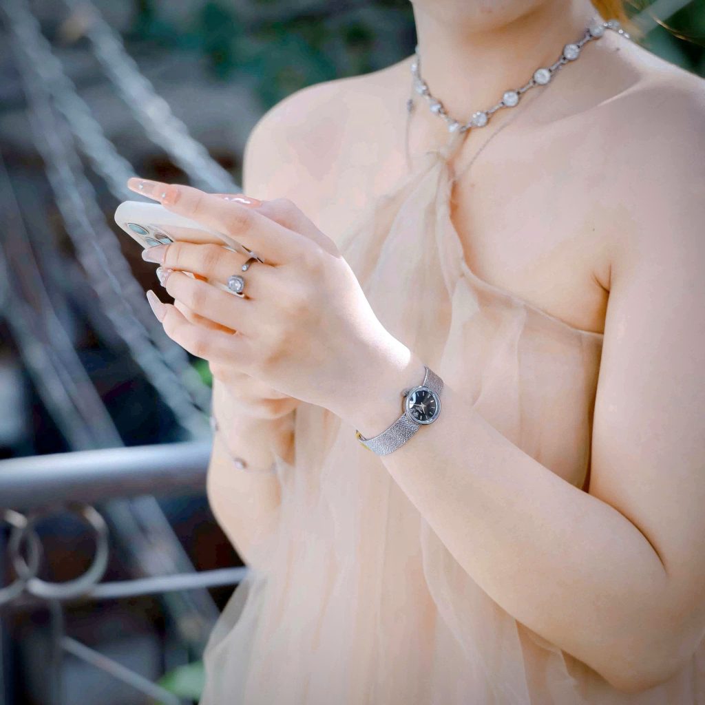 Đồng hồ Rolex Chameleon Vintage nữ dây kim loại mặt đen fake cao cấp 20mm